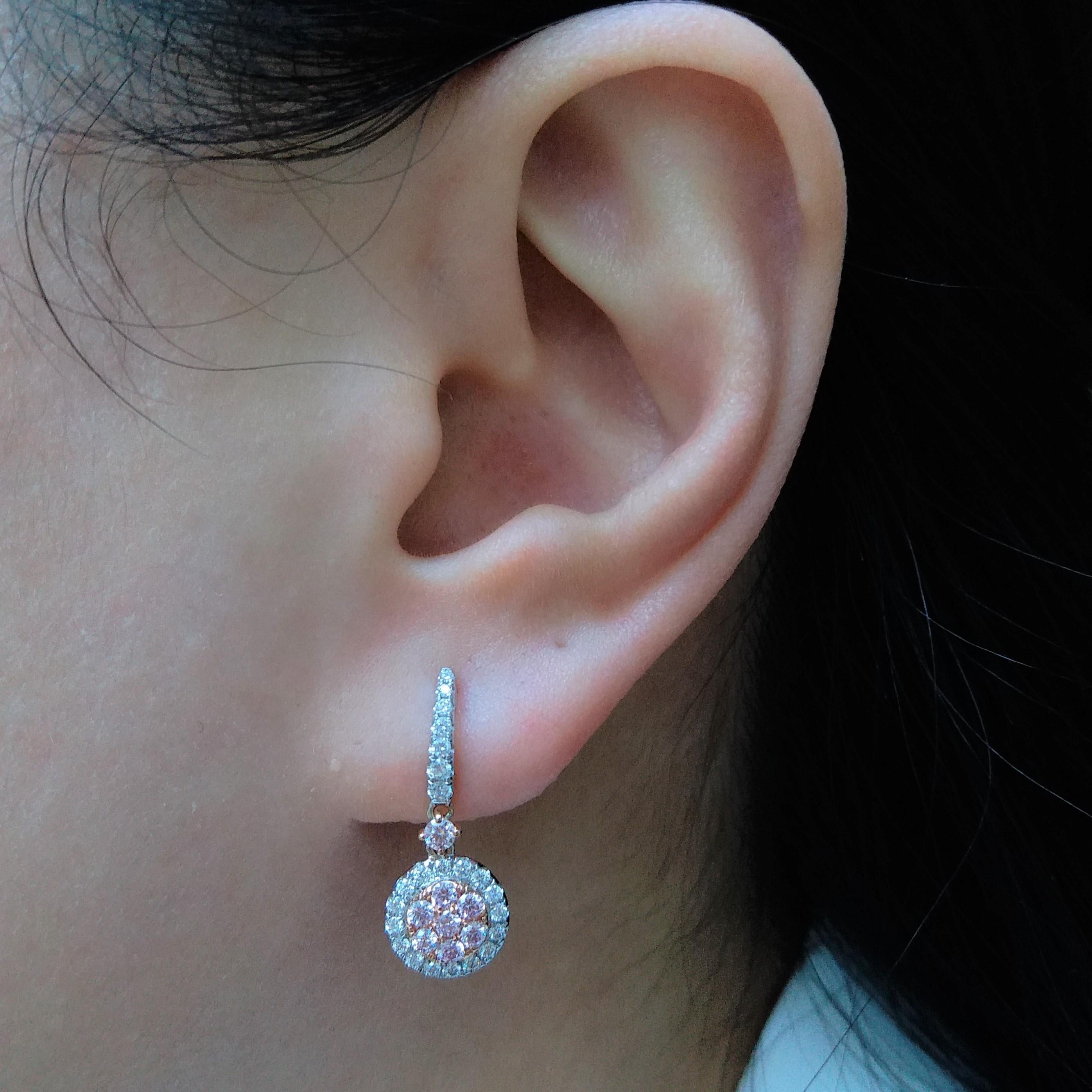 Tropfenohrringe mit runden Argyle-Rosa-Diamanten im Brillantschliff und weißen Diamanten im Zustand „Neu“ im Angebot in Hong Kong, HK