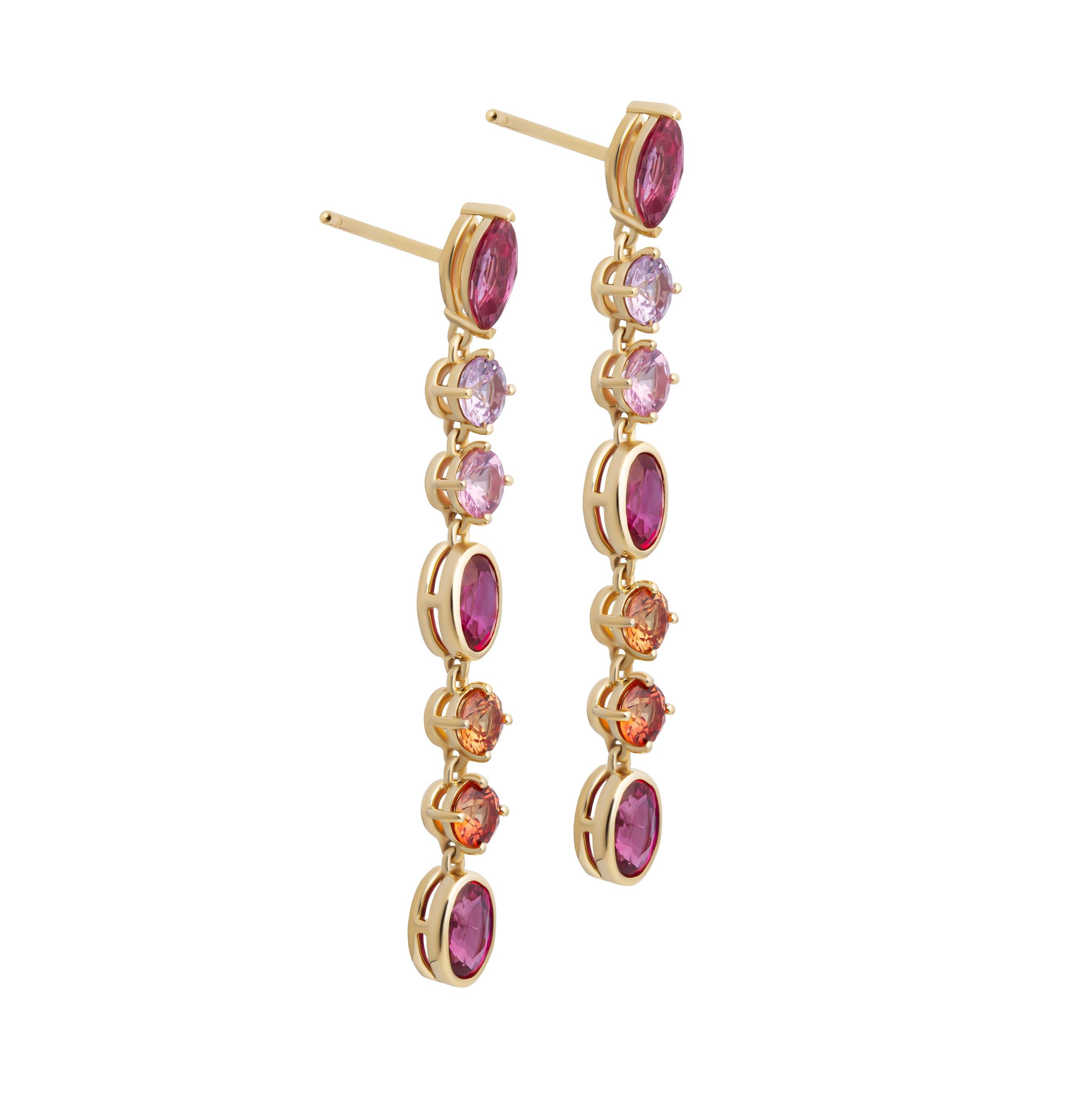 Tropfenohrringe mit Rubinen und Saphiren in 14k Gelbgold
Edelsteine: Rubine und Multi-Color Saphire - lavendel, burgund, rosa und orange Lünette und Zinken gesetzt 
Mehrere Formen - Marquee, Ovale & Kreise
Karatgewicht insgesamt 6,10ct 
Länge: 47