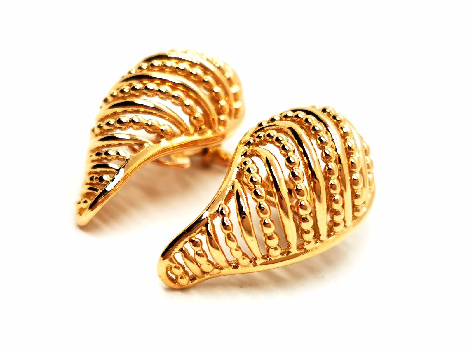 Pair of ear clips. in yellow gold 750 thousandths (18 carats). leaf pattern. openwork. alternate. dimensions: 2.57 cm X 1.39 cm. total weight: 12.34g. eagle head hallmark. excellent condition.
