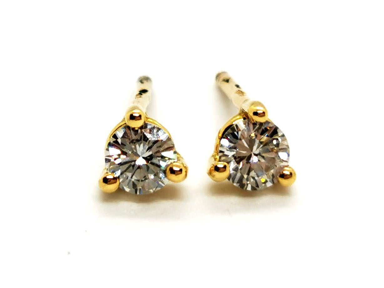 Studs ears. golden yellow 750 mils (18 carats). set with two diamonds. round brilliant of about 0.175 ct each. total weight diamonds: about 0.35 ct. crimp claws 3. clasp alpa. dimensions: 0. 46 cm x 0.46 cm. total weight 1.07 g. punched eagle's head