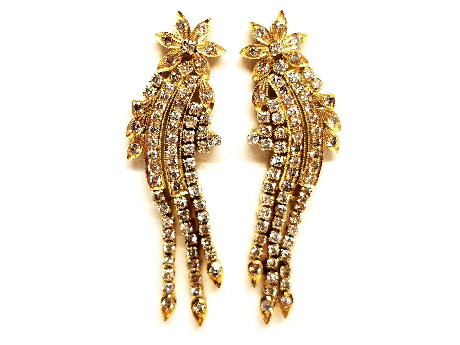 Earrings in yellow gold 585 thousandths (14 carats). shooting star. set with 138 diamonds. brilliant cut. about 0.015 ct each. total weight diamonds: about 2.07 ct. clasp alpa. length: 4.59 cm. width: 1.33 cm. total weight: 10.97 g. scallop punch.