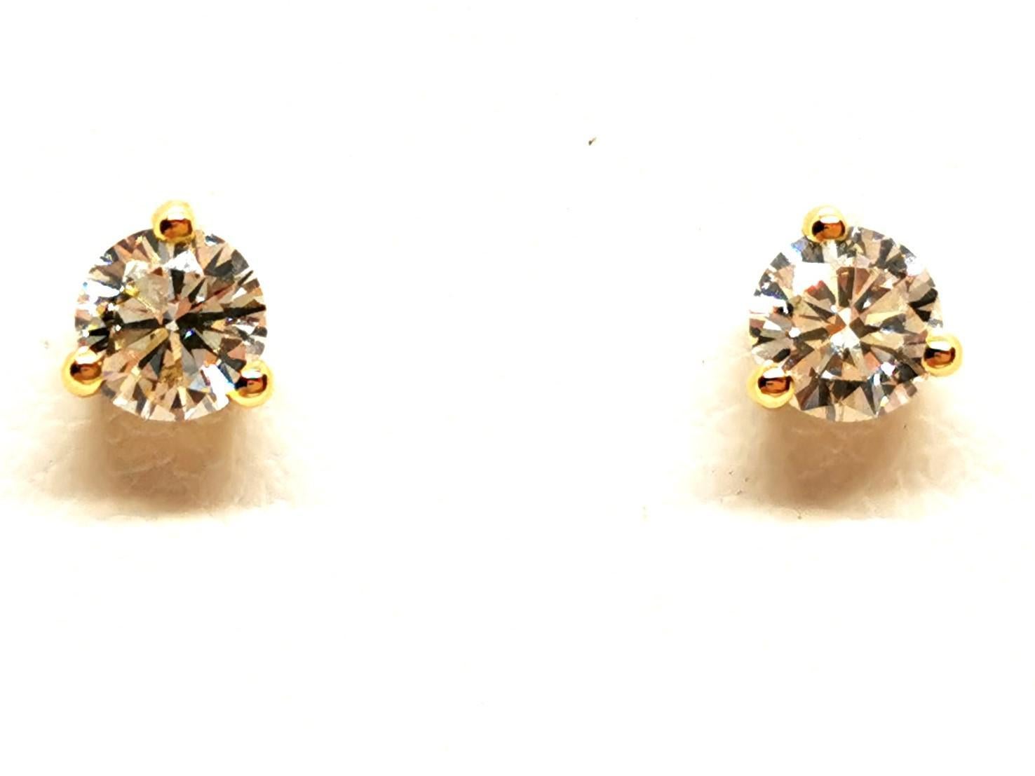 Ohrringe Diamant-Chips. in Gelbgold 750 Tausendstel (18 Karat). mit zwei Diamanten besetzt. Brillantschliff. ca. 0,21 ct pro Stück. Gesamtgewicht Diamanten: ca. 0,42 ct. in 3 Krallen gefasst. Durchmesser: 0,43 cm x 0,43 cm. Alpa-Verschluss.