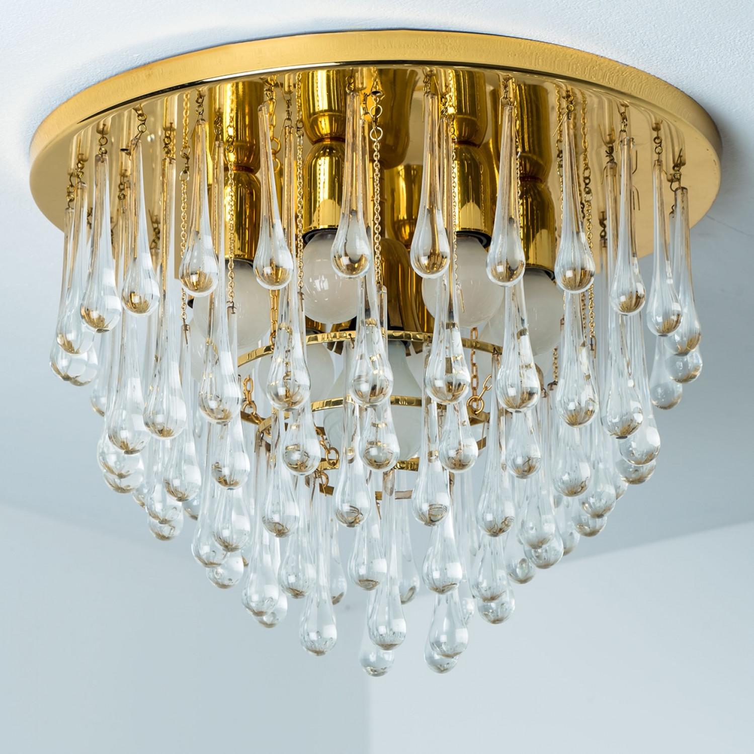 Monture encastrée en laiton et verre de cristal clair de haute qualité, datant du milieu du siècle dernier, par Ernst Palme, Allemagne, années 1970.
La chasse d'eau est dotée d'une plaque de plafond en laiton, sur laquelle sont fixés des éléments en