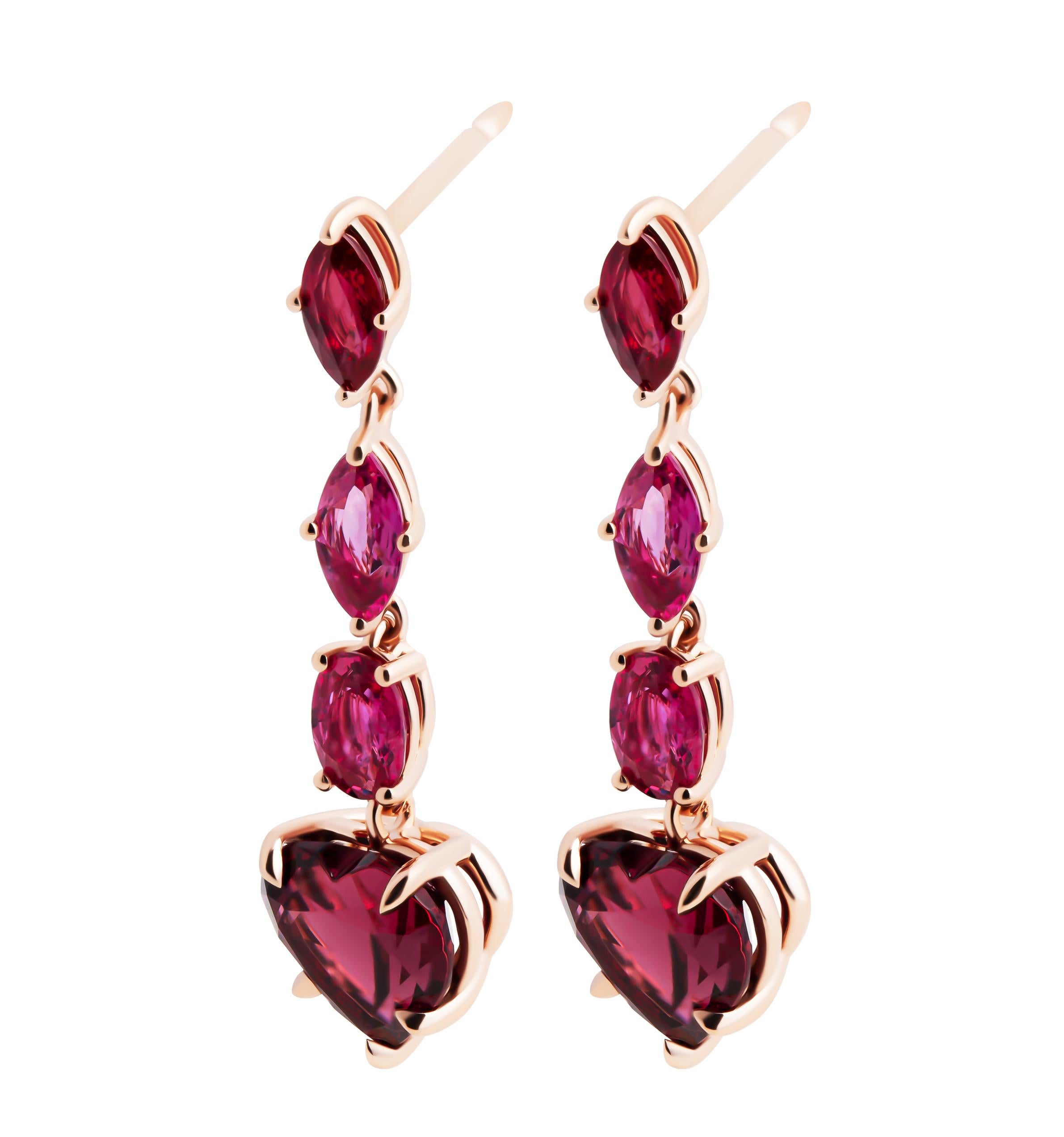 Orecchini a cuore con rodolite e rubini
Rodolite a forma di cuore per un totale di 6,65ct 
Rubini di forme assortite per un totale di 2,68ct
36,5 mm di lunghezza
