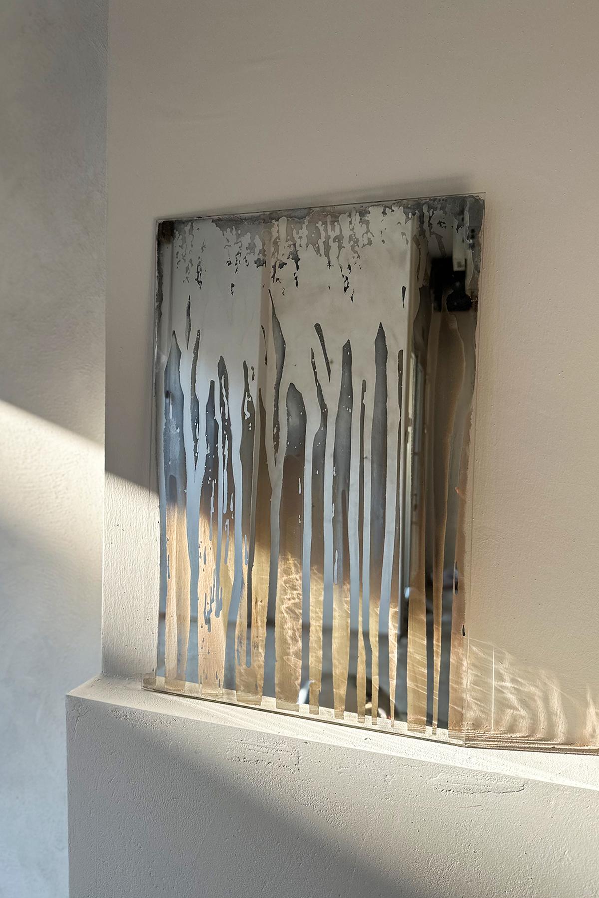 Specchio Drop I di Homa
Dimensioni: L 60 x P 0,4 x H 80 cm
Materiali: A. Silver Specchio. Vetro trasparente.

HOMA è un atelier di design contemporaneo con sede a Istanbul. I processi caratteristici dell'Atelier sono il vetro soffiato a mano, la