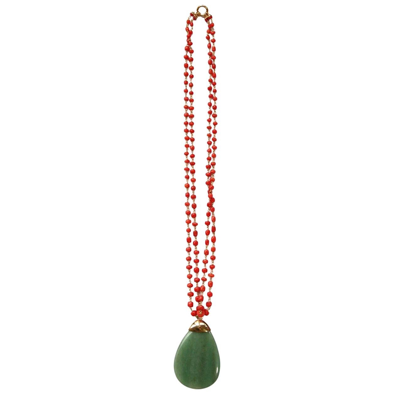 Tropfen-Halskette aus Jade mit Sciacca-Koralle in Gold