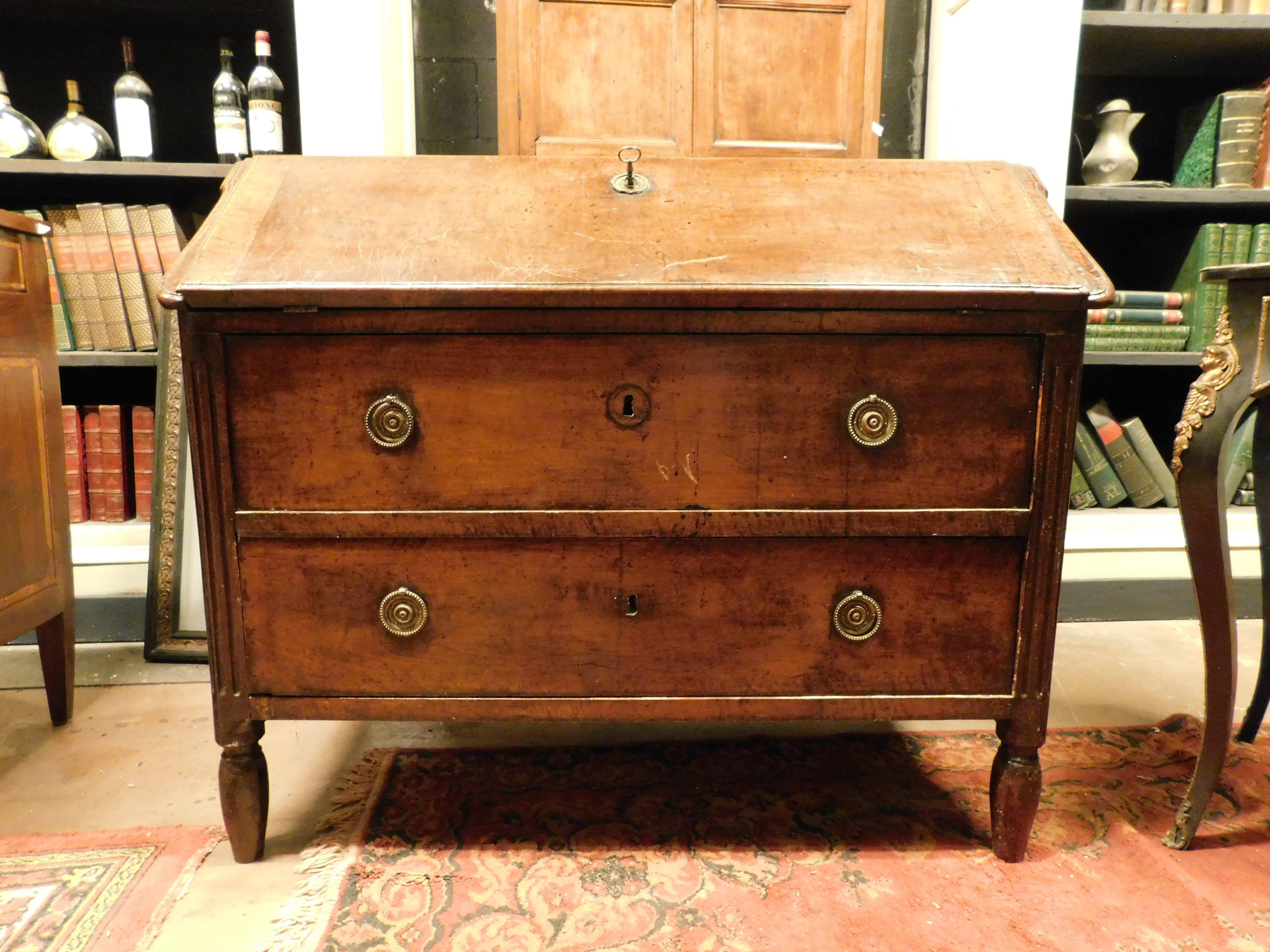 Antigua Ribalta, cómoda, pequeño escritorio en madera de nogal con dos cajones, Origen Piamonte (Italia) y original de la primera mitad del siglo XIX.
La solapa oculta cinco pequeños cajones y un compartimento portaobjetos muy útiles y cómodos,