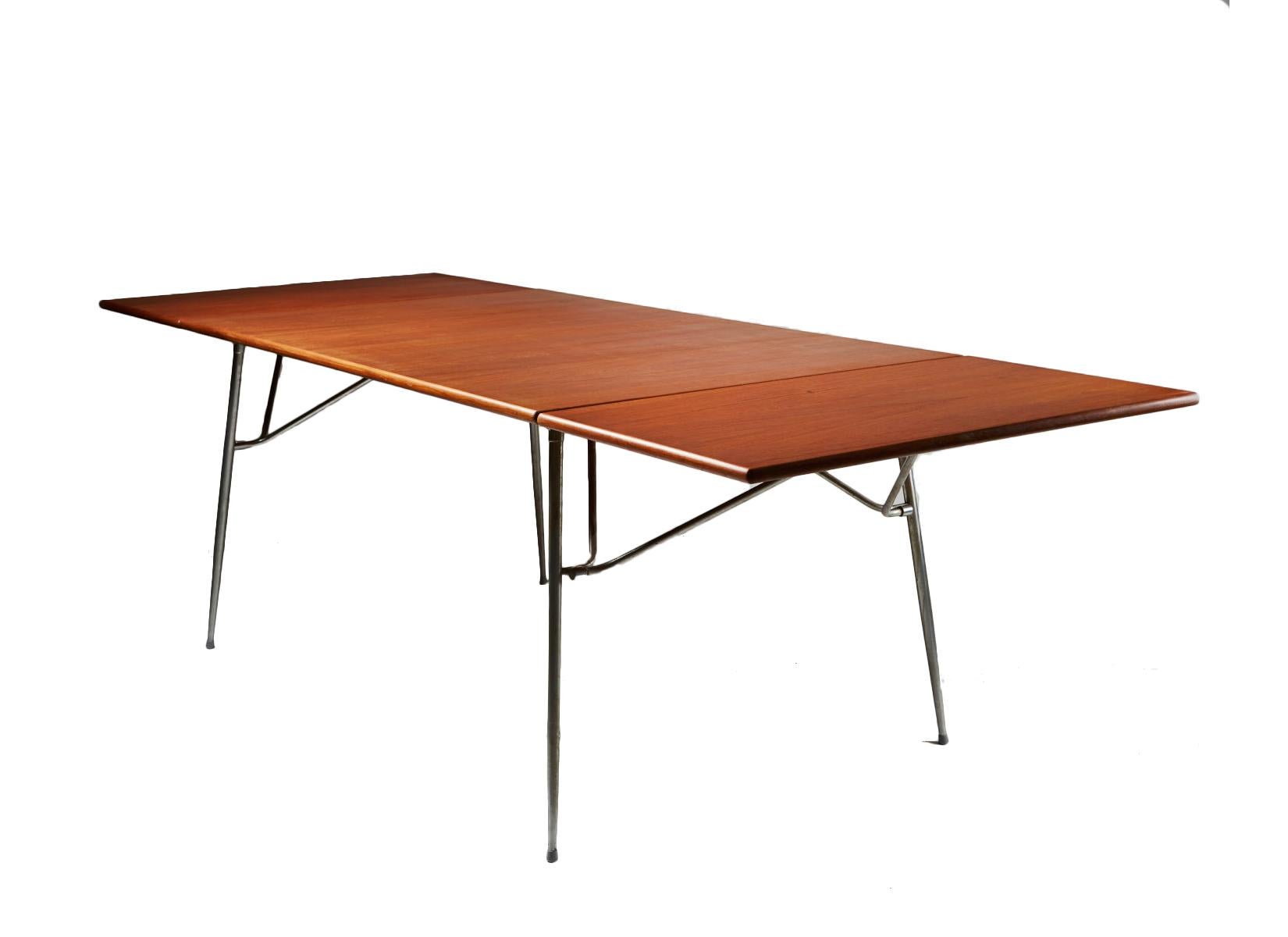 Danish modernism free-standing office desk or dining table by Børge Mogensen, made of fined teak top and metal frame, fitted with drop-leaves on each side.
Desk features two 50 cm drop-leaf, table measures 140 cm and 240 cm when fully