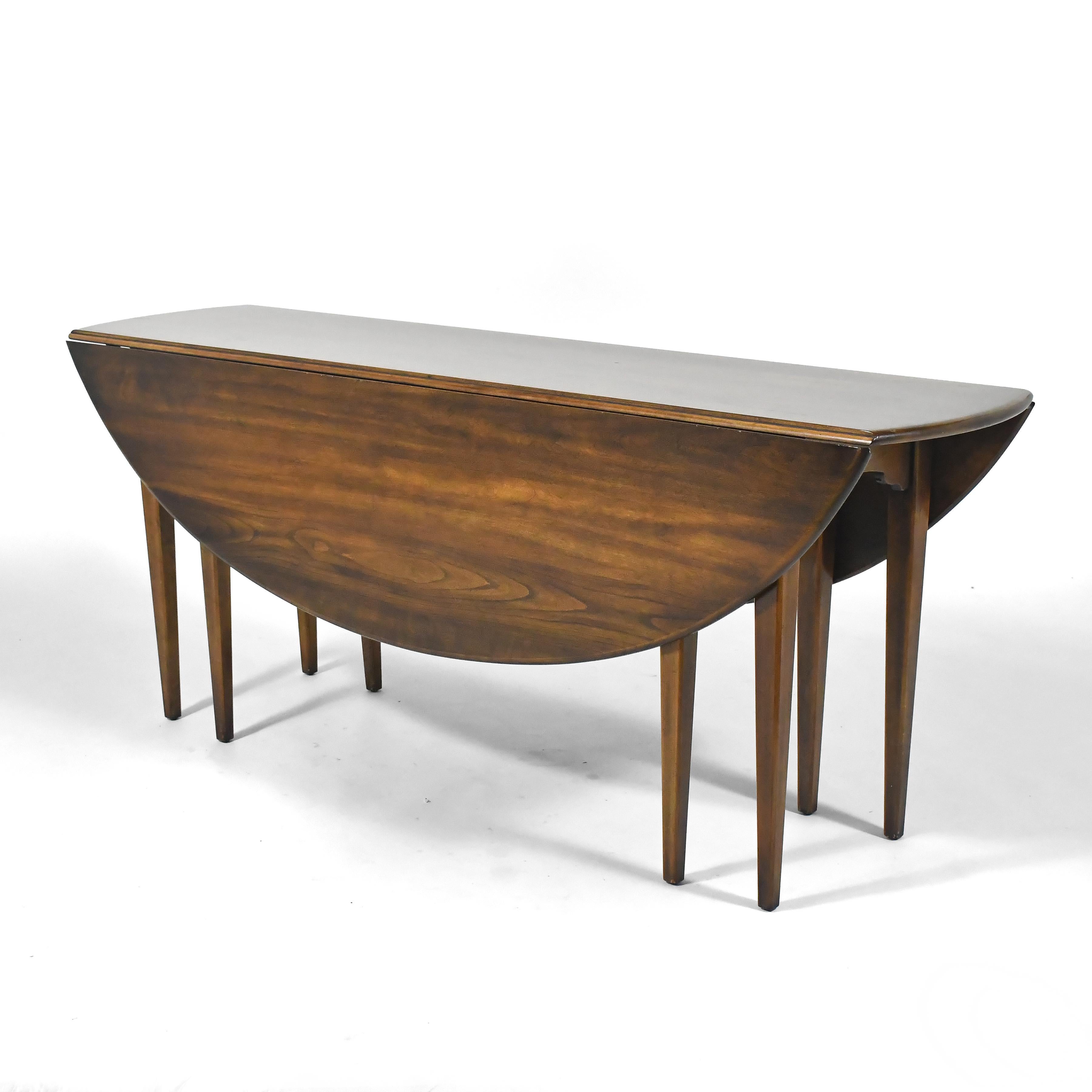 Ce design polyvalent de Heritage est une table de salle à manger elliptique avec deux feuilles tombantes qui lui permettent de fonctionner comme une console ou une table de canapé.

30 