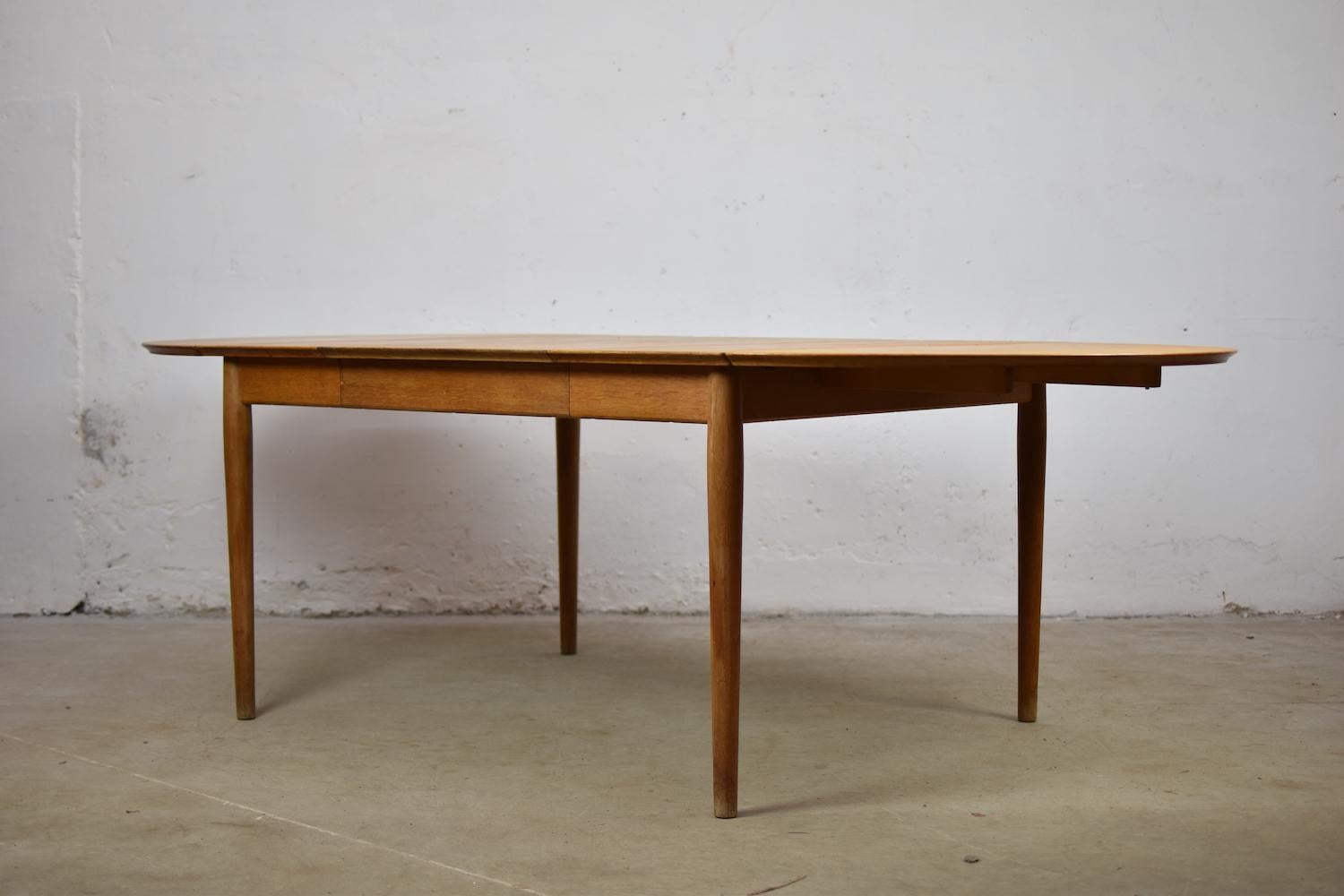 Lovely drop-leaf dining table by Arne Vodder for Sibast, Denmark 1950s. This is model 227, made out of oak (!) and features one extension in the middle. Some visible signs of age and wear, but overall in very good condition. Pure Classic Danish