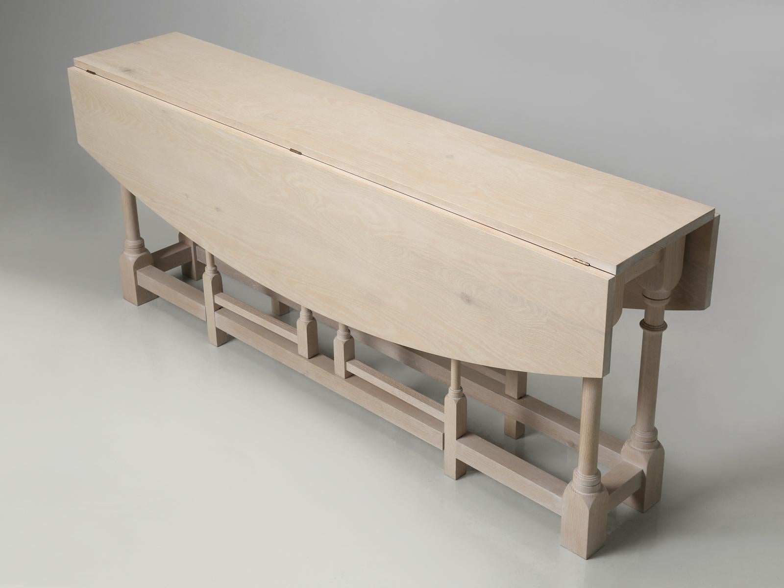 Table de salle à manger à abattant fabriquée à la main dans notre atelier de Chicago à partir de bois de chêne blanc taillé à la main et déchiré. Notre abattant a été conçu suffisamment étroit pour être utilisé comme table de canapé ou de console.