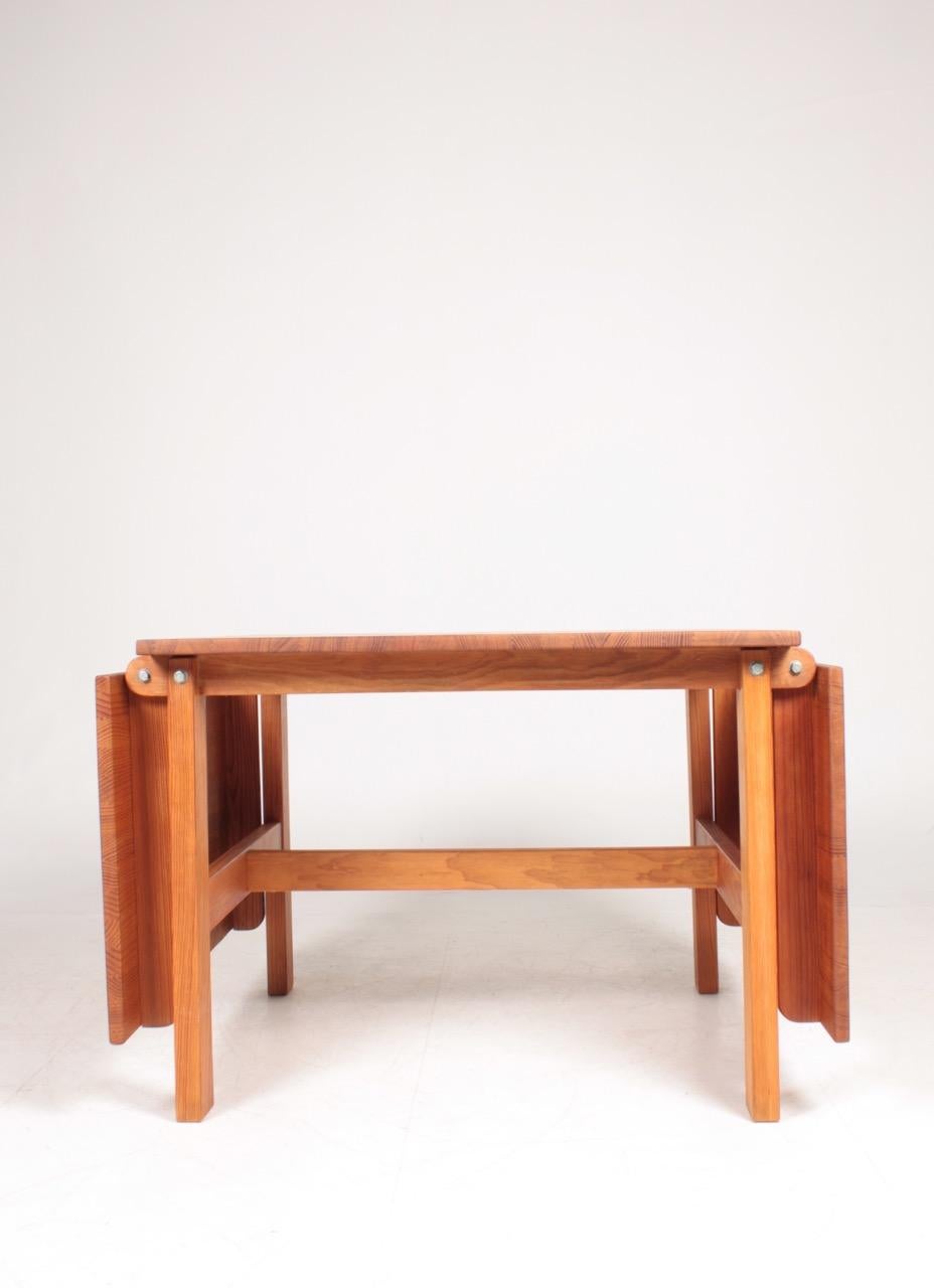 Dining table in Scandinavian solid pine. Designed by Bernt Pedersen for Eilersen cabinetmakers. Made in Denmark, 1960s. Great original condition.
Total width: 192