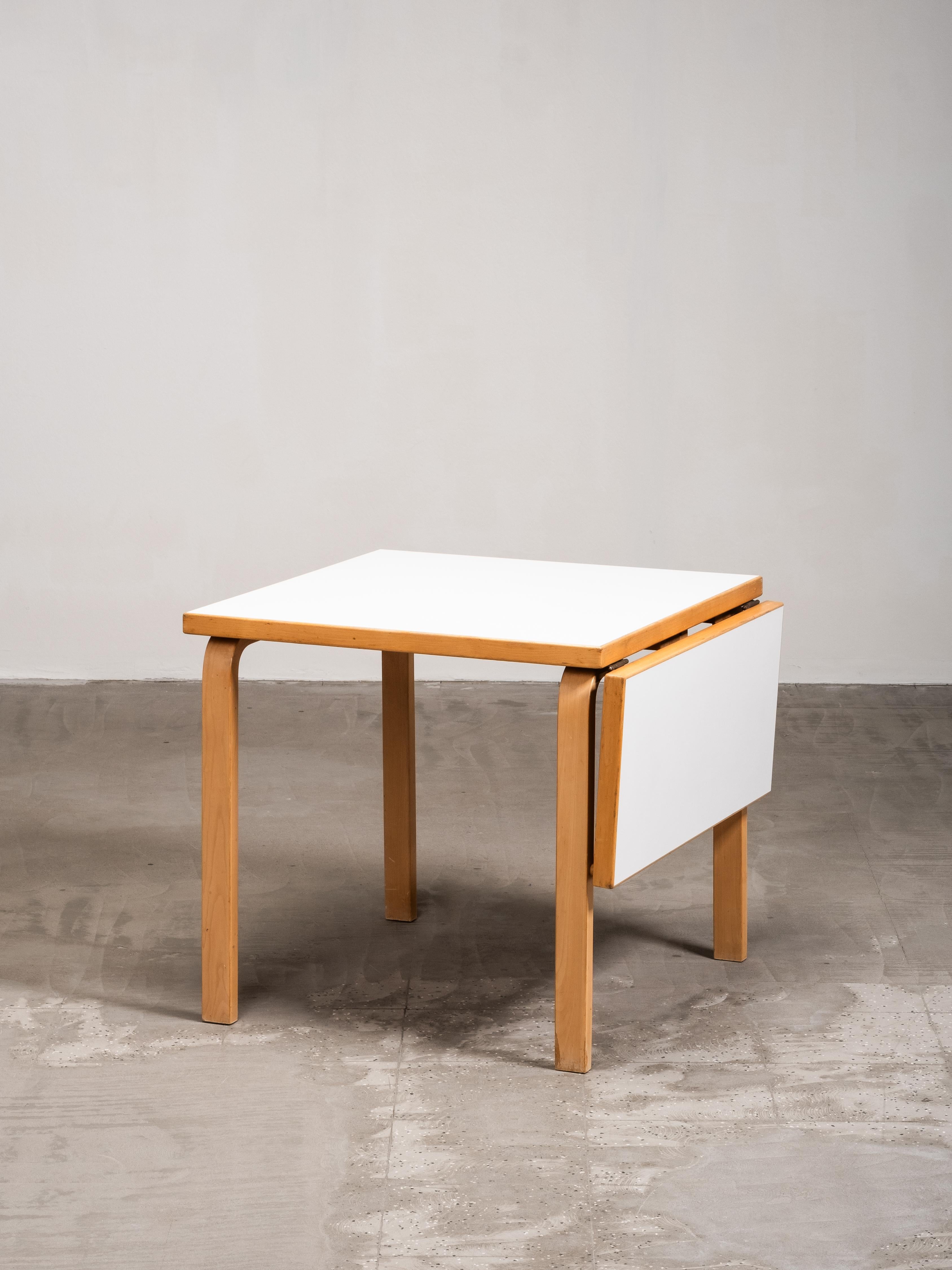 Scandinave moderne Table de salle à manger à feuilles tombantes Model DL82 par Alvar Aalto, Artek, Finlande, années 1960 en vente
