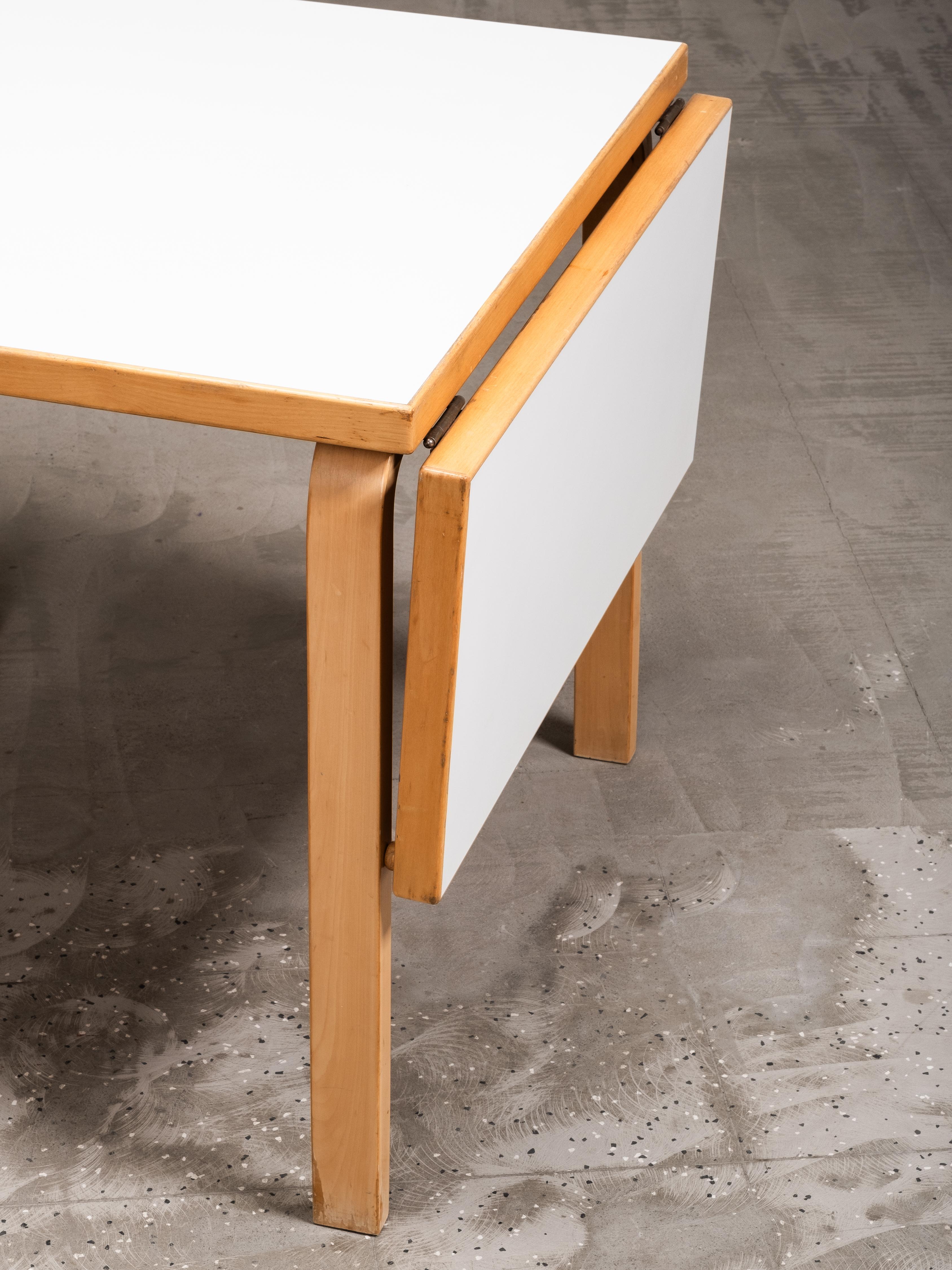 Finlandais Table de salle à manger à feuilles tombantes Model DL82 par Alvar Aalto, Artek, Finlande, années 1960 en vente