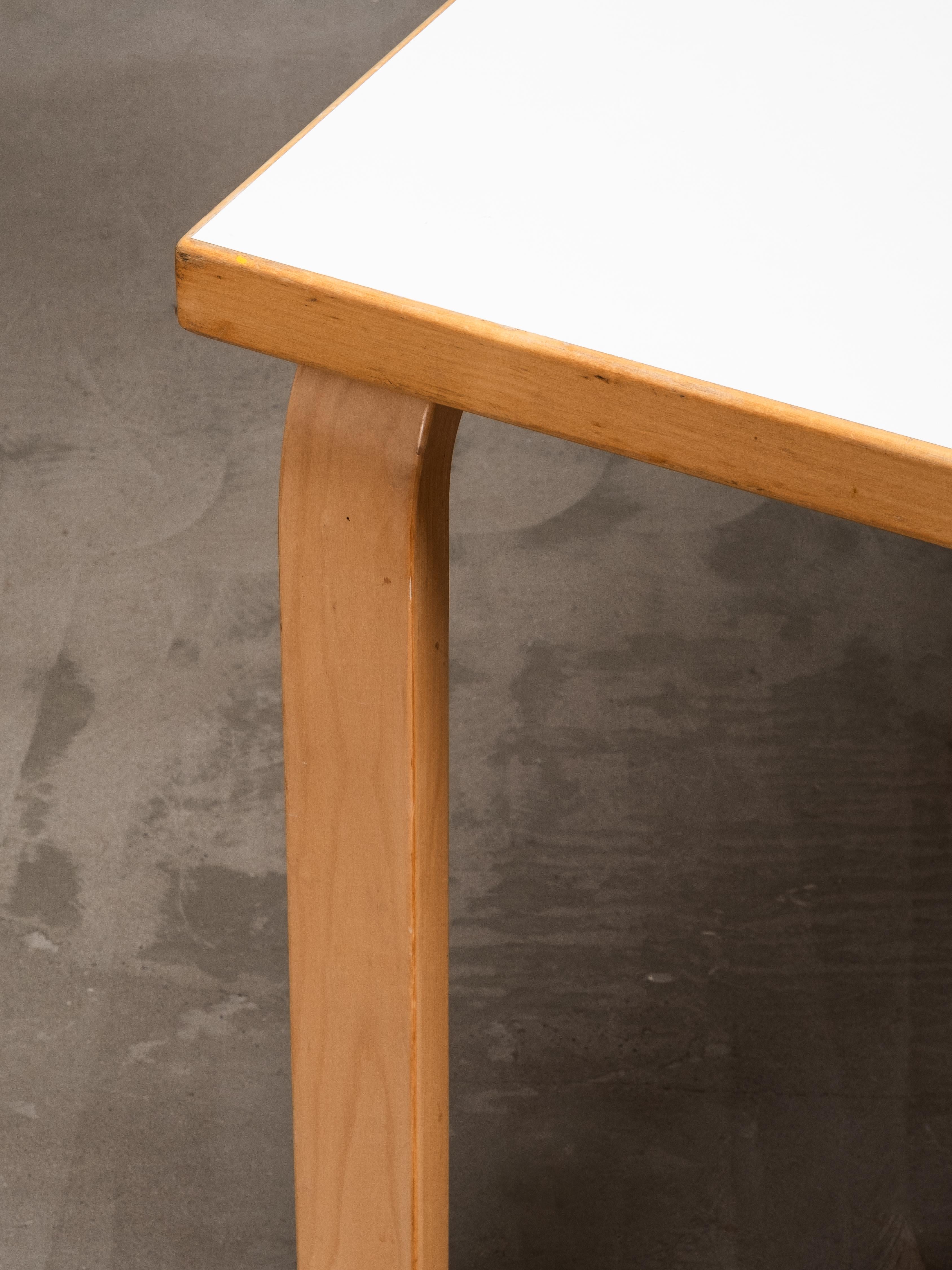 Table de salle à manger à feuilles tombantes Model DL82 par Alvar Aalto, Artek, Finlande, années 1960 Bon état - En vente à Karis, Nyland