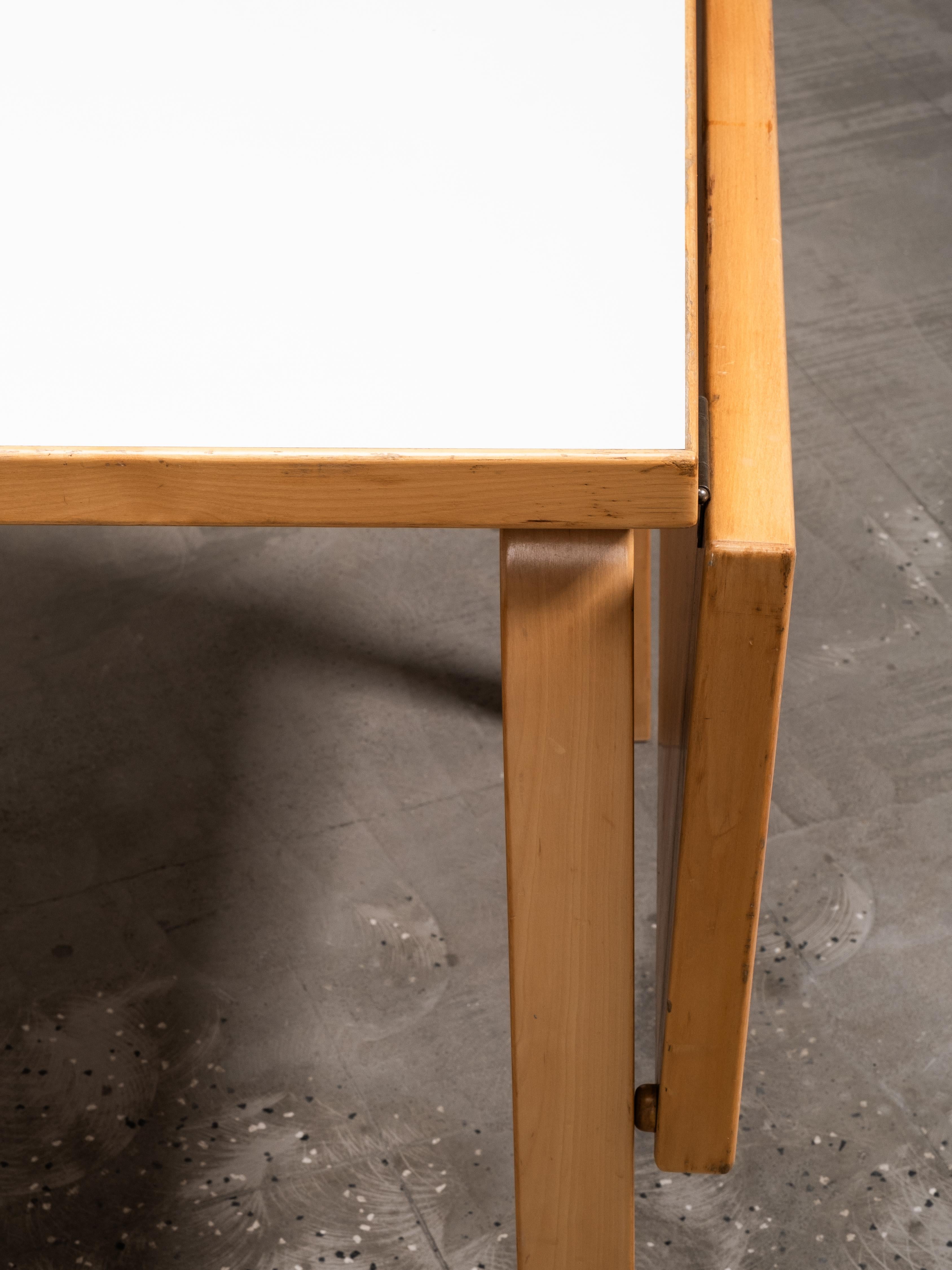 Milieu du XXe siècle Table de salle à manger à feuilles tombantes Model DL82 par Alvar Aalto, Artek, Finlande, années 1960 en vente