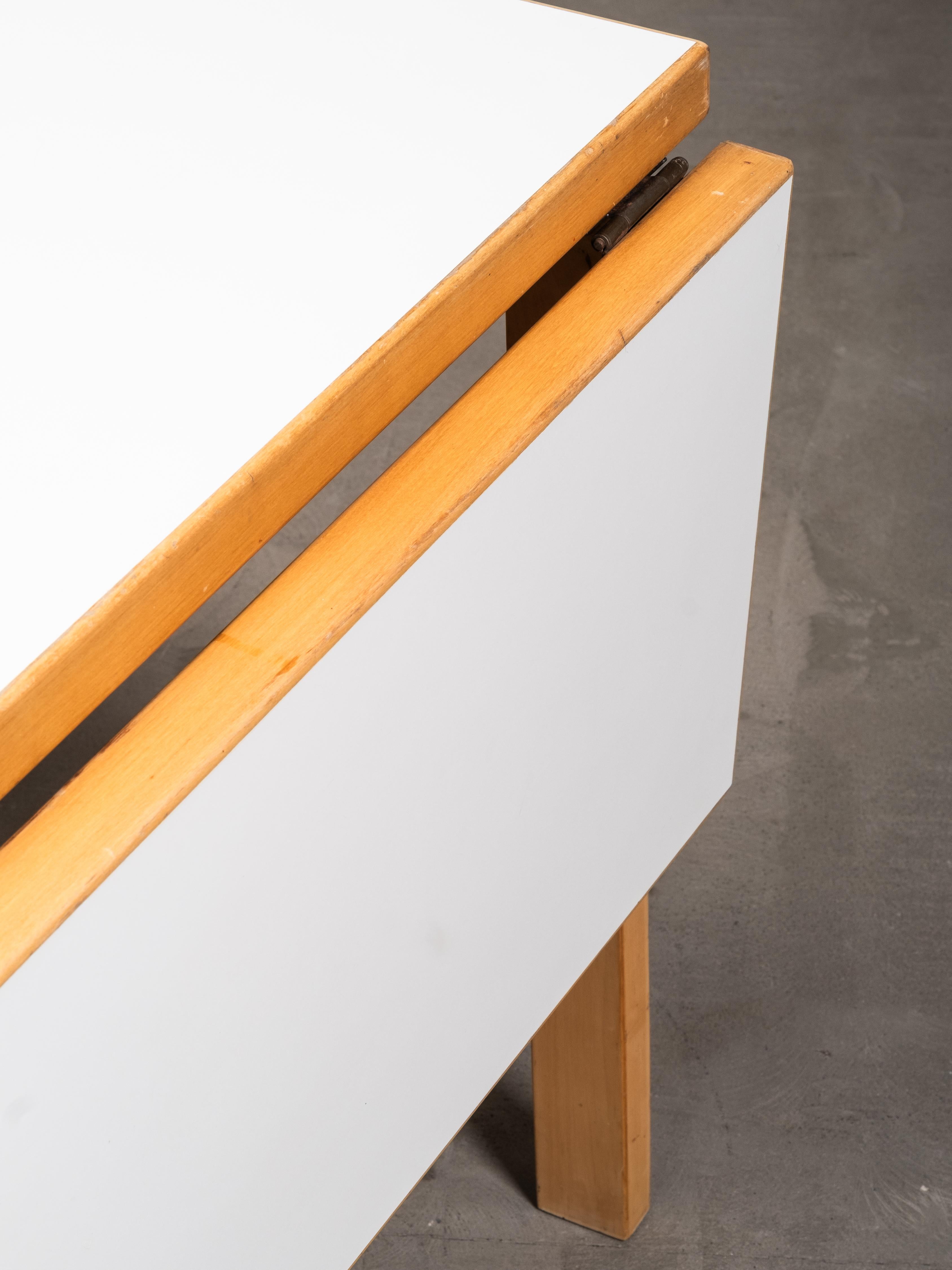 Stratifié Table de salle à manger à feuilles tombantes Model DL82 par Alvar Aalto, Artek, Finlande, années 1960 en vente