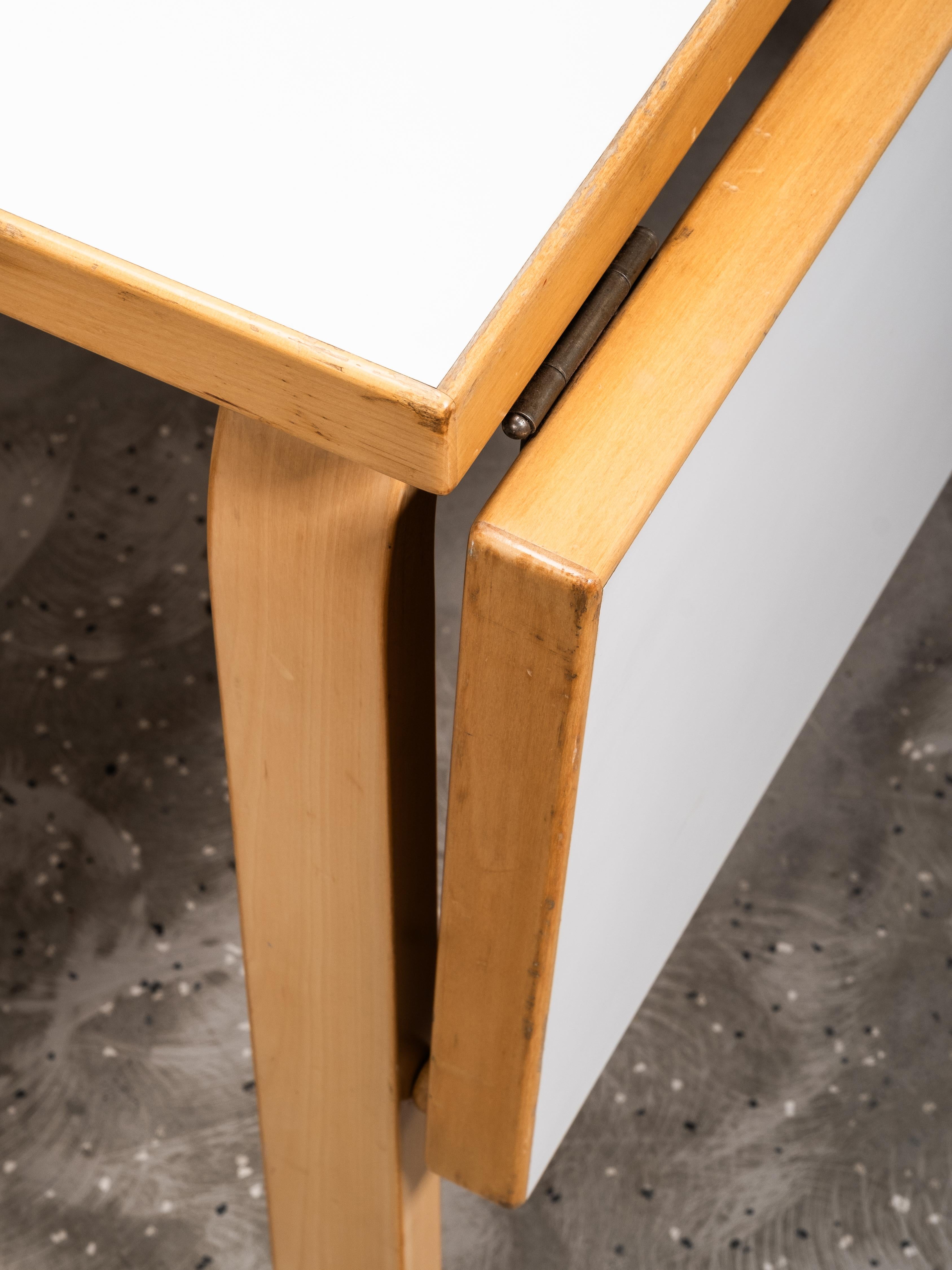 Table de salle à manger à feuilles tombantes Model DL82 par Alvar Aalto, Artek, Finlande, années 1960 en vente 1
