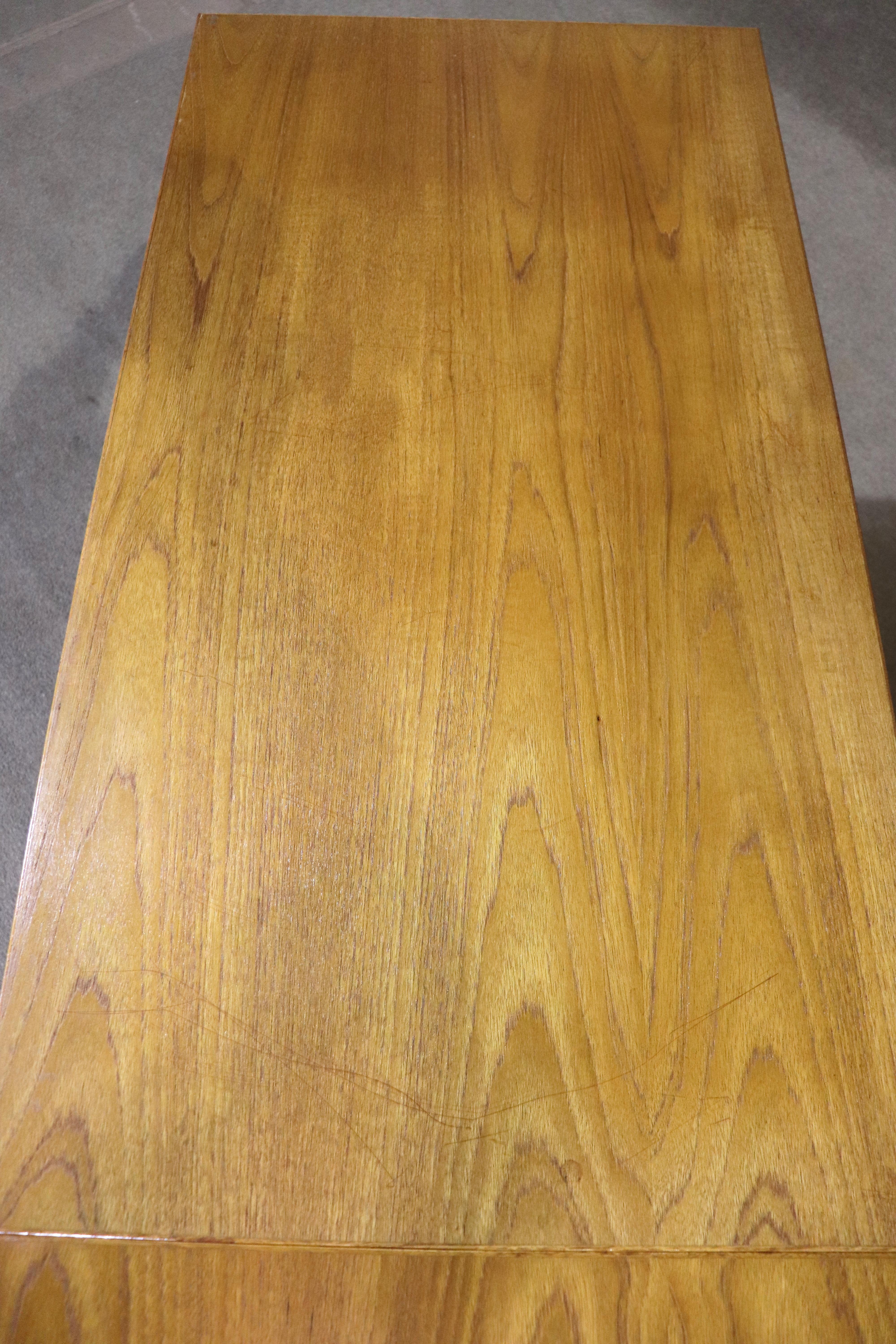 Drop Leaf Extending Desk In Good Condition For Sale In Brooklyn, NY