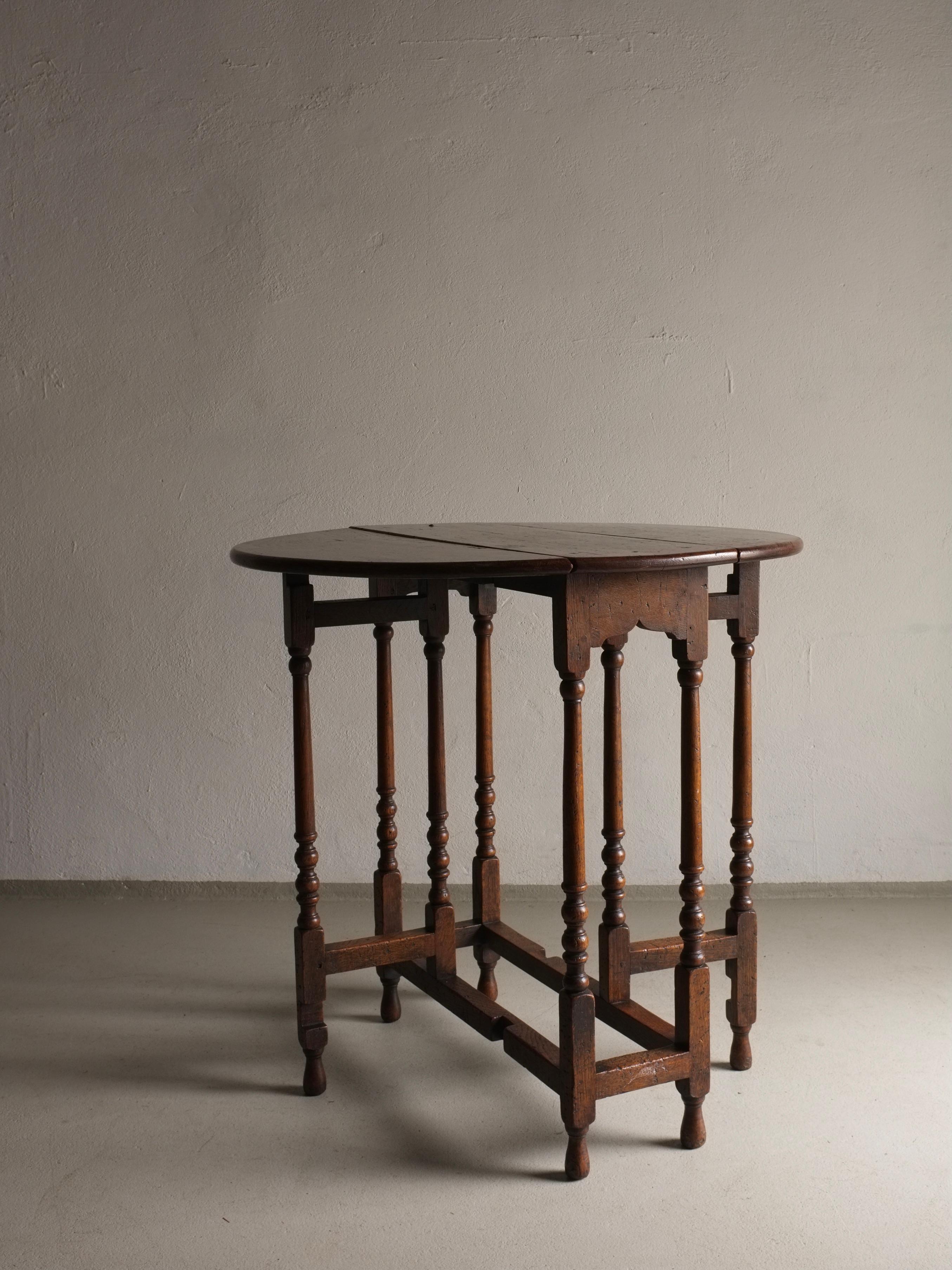 Drop Leaf Gateleg Oval Table, England, 1900s In Good Condition For Sale In Rīga, LV