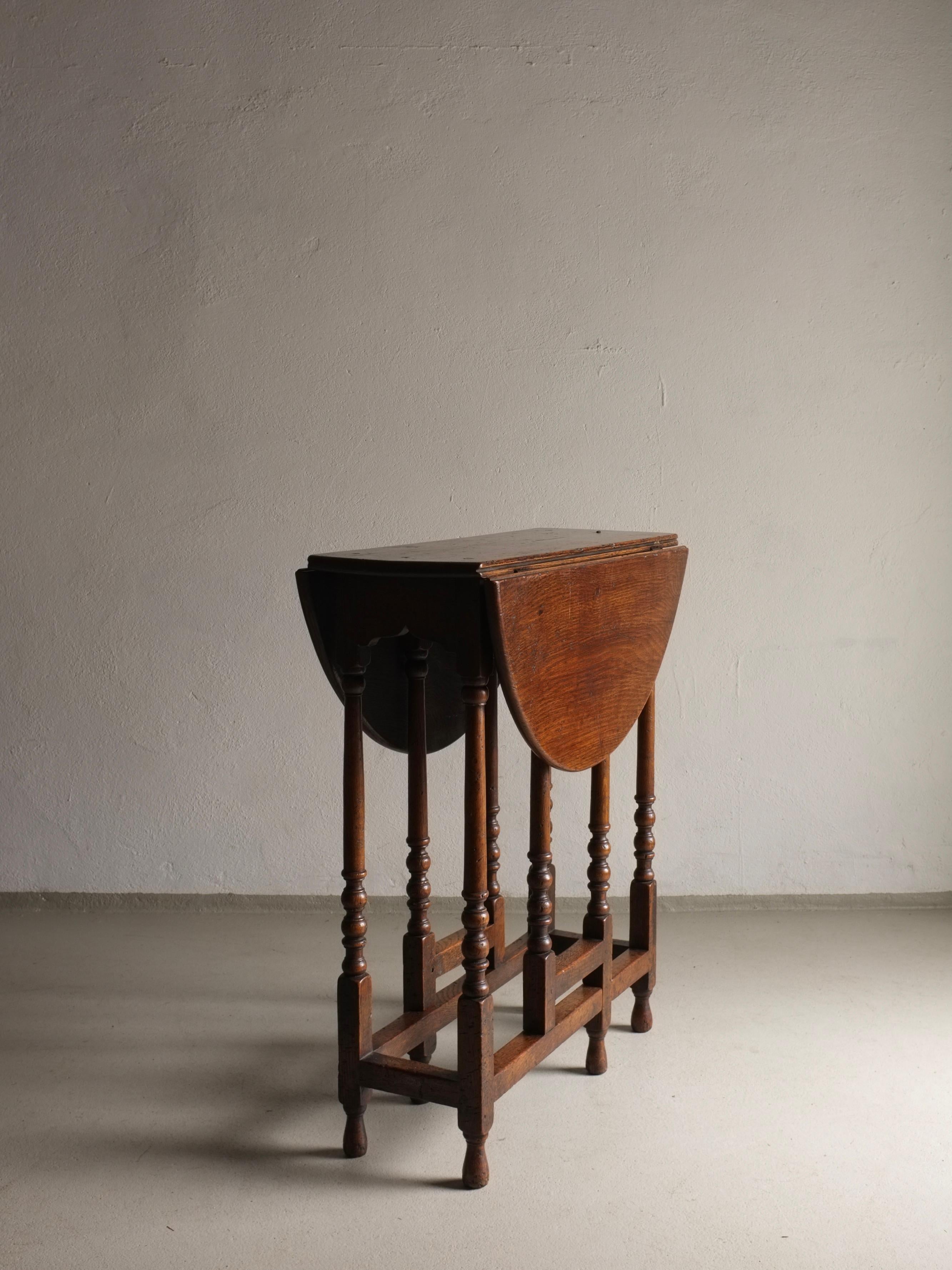 Carved solid oak drop leaf table with bobbin legs.

Additional information:
Country of manufacture: England
Design period: 1900s
Dimensions: 68 W x 77/26.5 D(open/closed) x 74 H cm
Condition: Beautiful patinated wood structure. There's one burnt