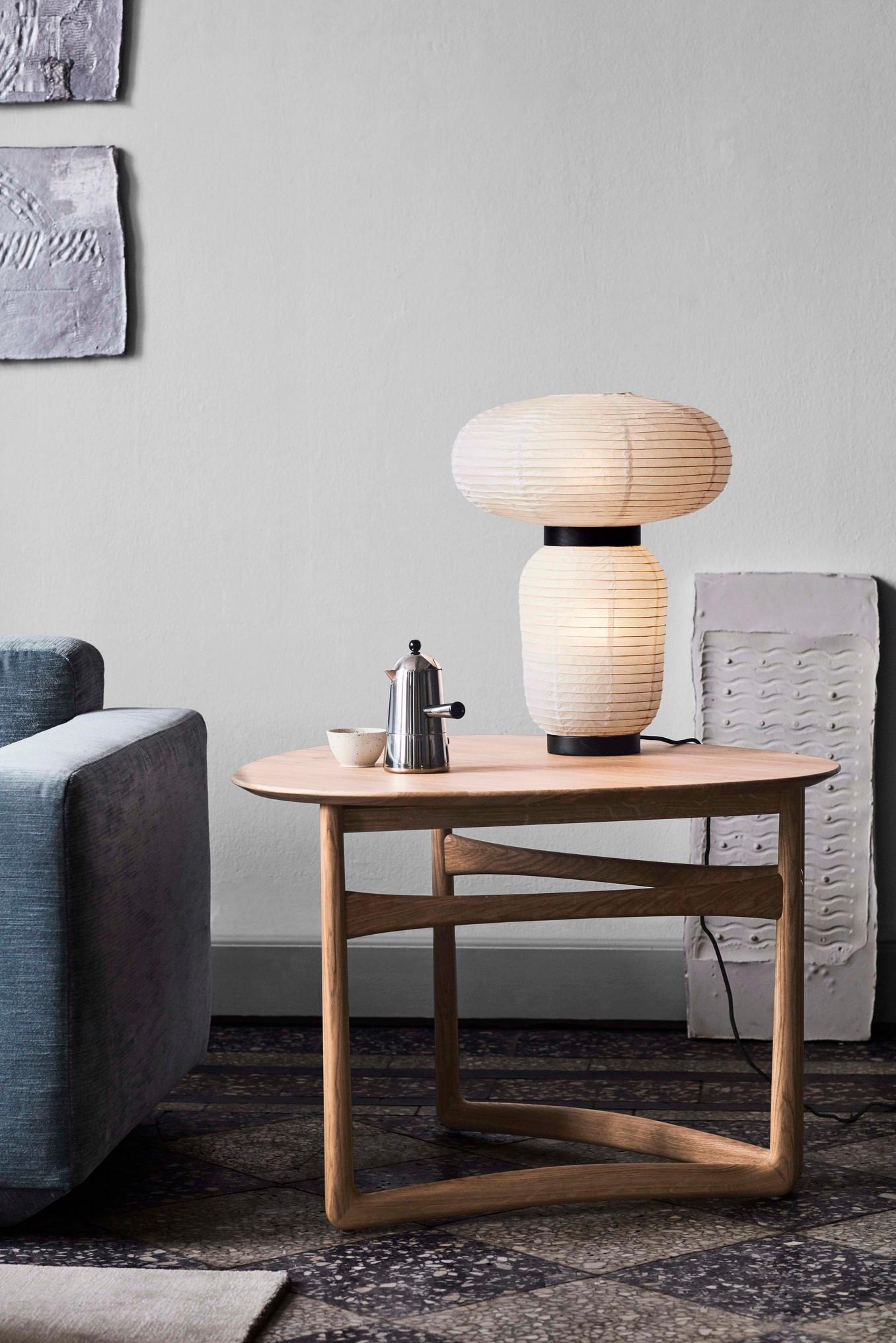 Auf der Suche nach einem vielseitigen Möbelstück, das sich seiner Umgebung anpasst, entwarf das Designerduo Hvidt & Mølgaard 1956 diesen hübschen Lounge-Tisch.
Als Teil der Drop Leaf-Serie verfügt er über die gleichen geschwungenen Holzrahmen und