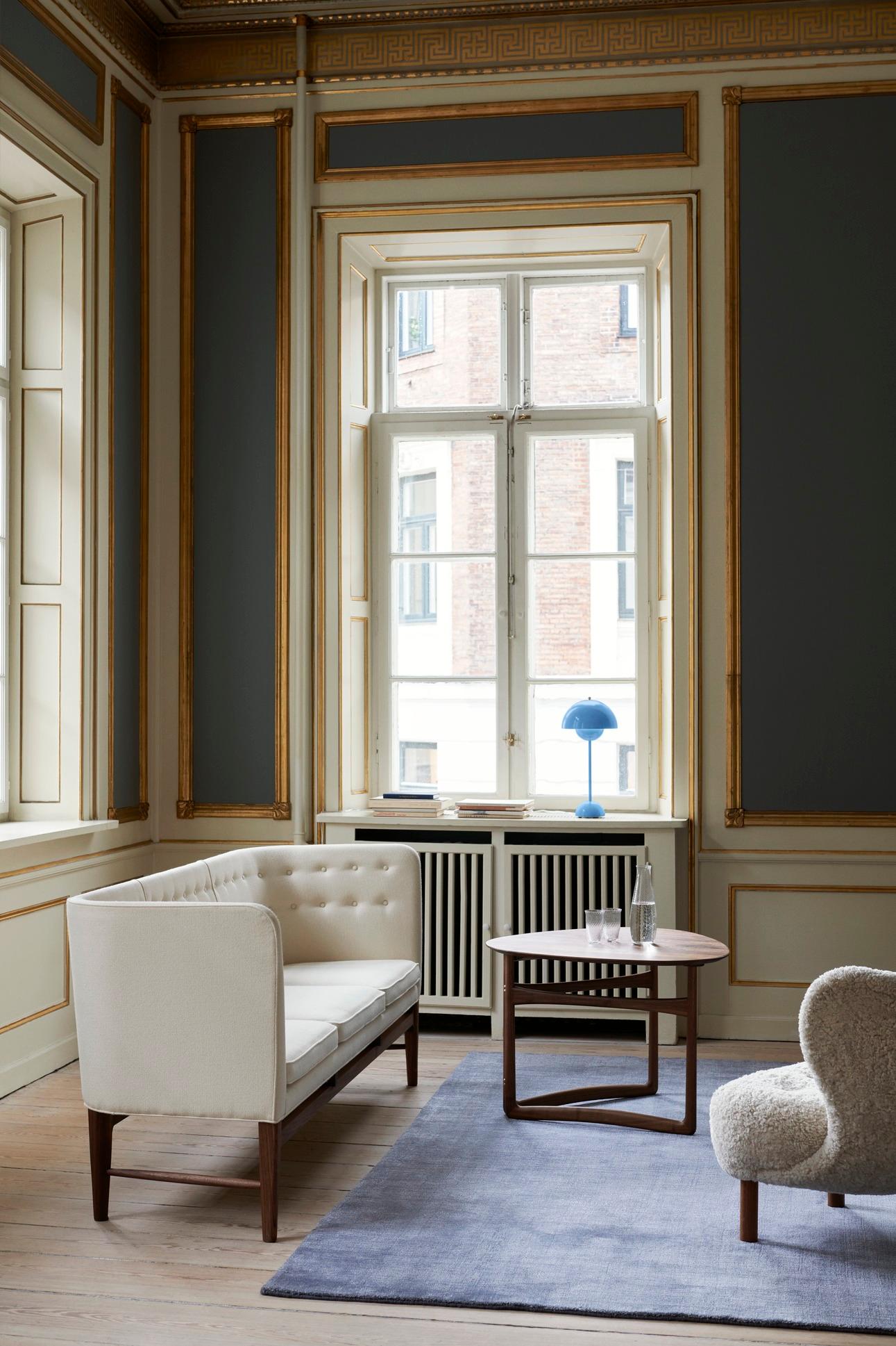 HM5 Lounge-Tisch mit ausklappbarer Platte - Messing/geölter Nussbaum von Hvidt & Mølgaard für &Tradition (21. Jahrhundert und zeitgenössisch) im Angebot