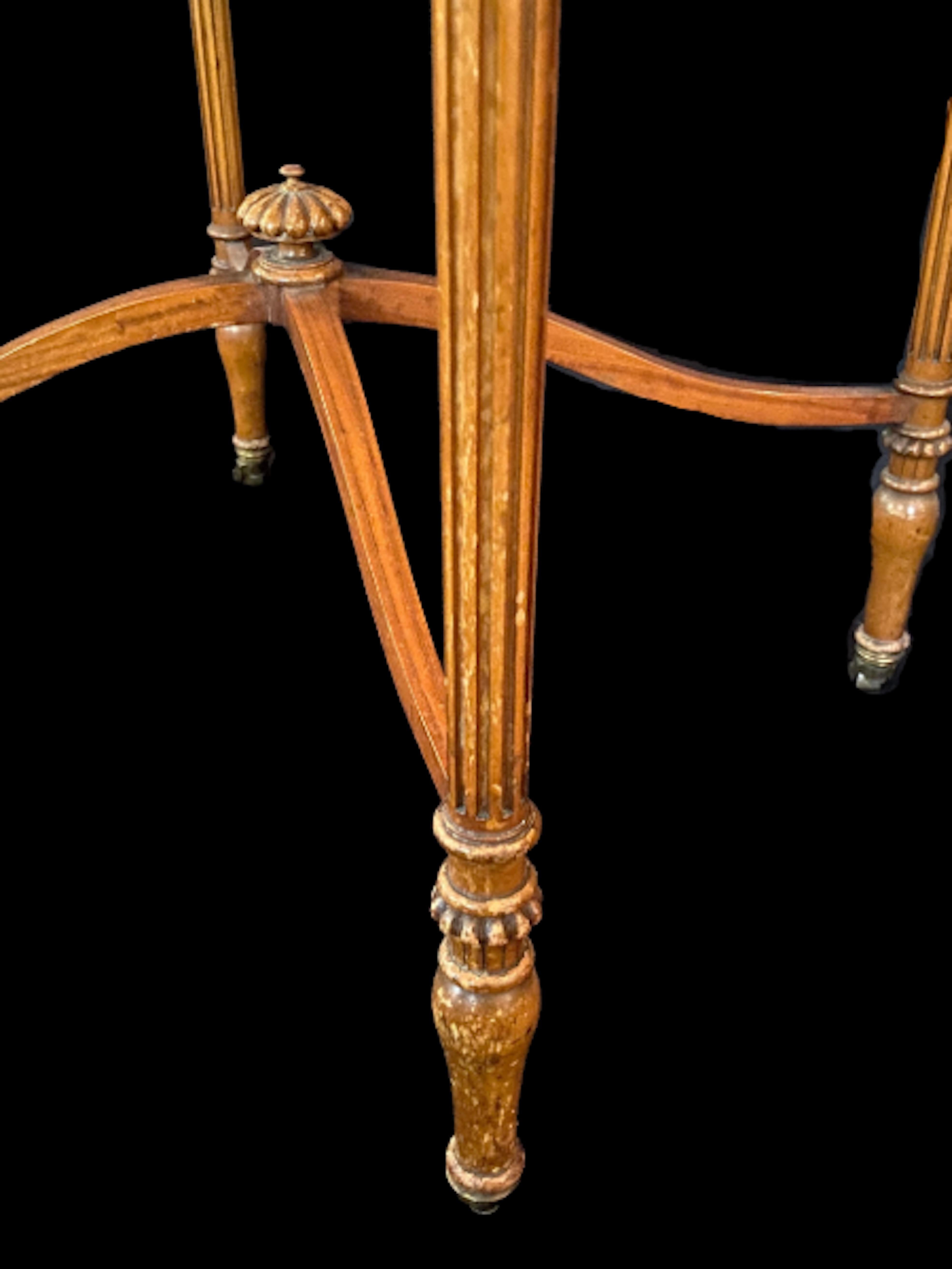 Ovaler klappbarer Beistelltisch aus Satinholz mit ausklappbarem Blatt (19. Jahrhundert) im Angebot
