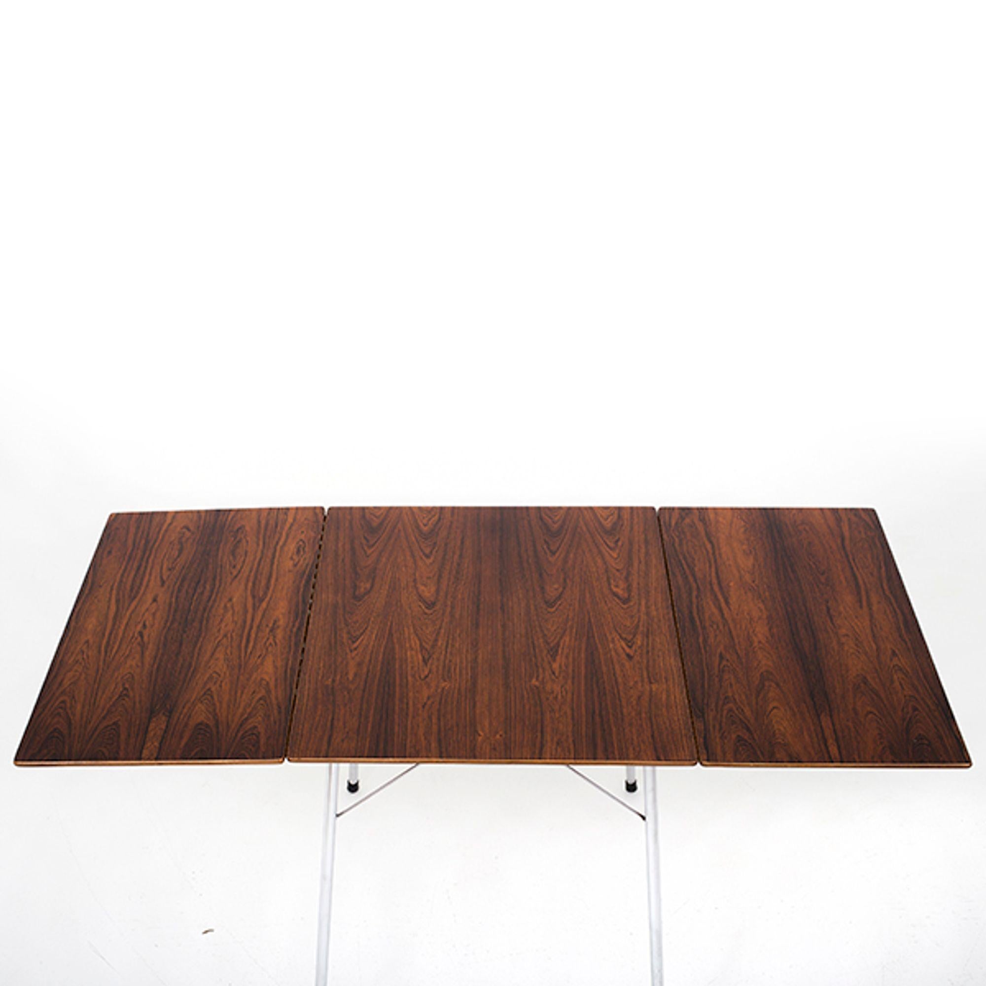 Table à abattant en bois de rose. Conçue en 1952. Longueur supplémentaire : 40,00 cm par feuille. Arne Jacobsen / Fritz Hansen.