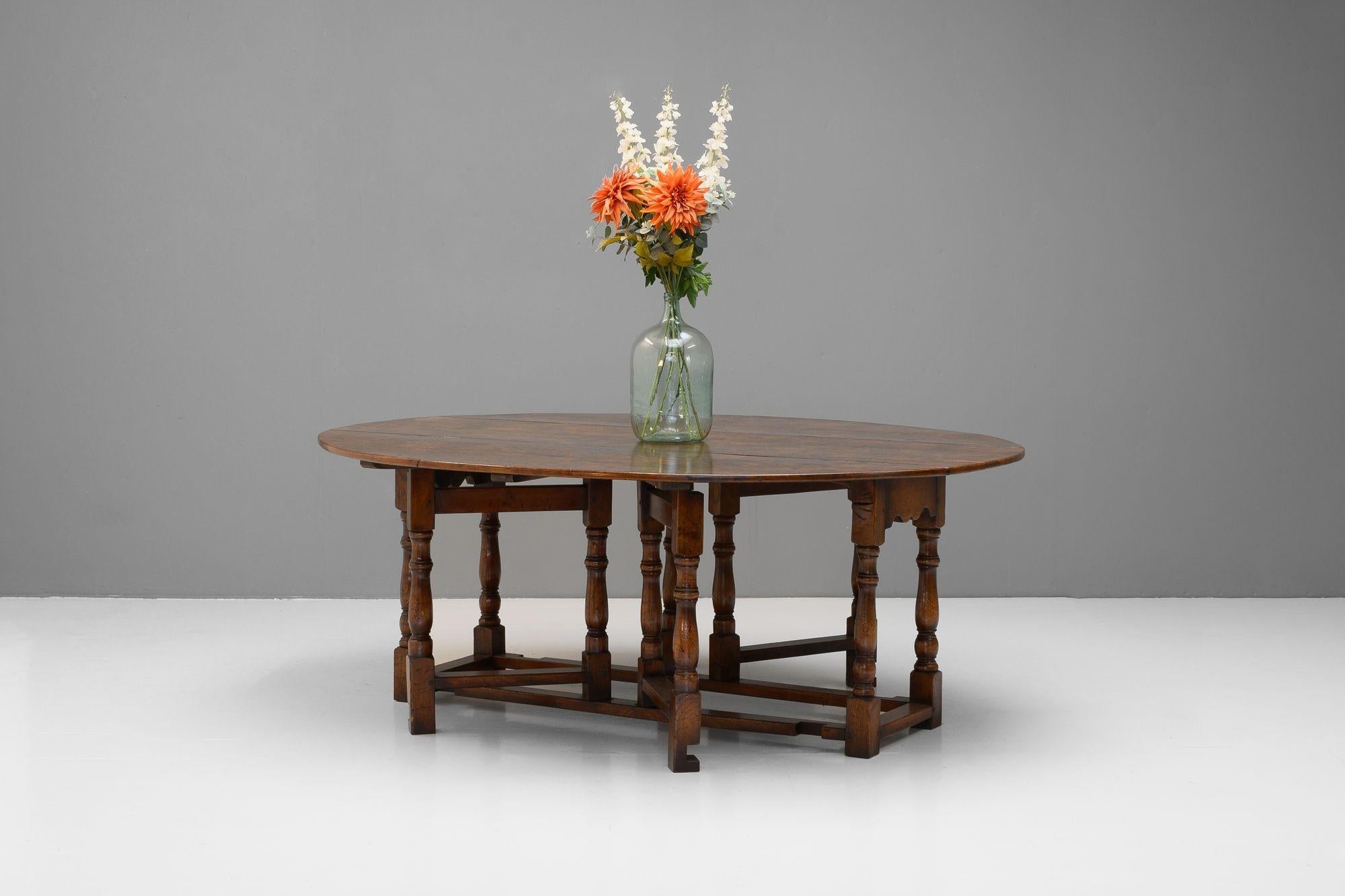 Double gate-leg drop leaf table in oak.
Circa 1960.
H 76cm x W 198cm x D 57cm/163cm