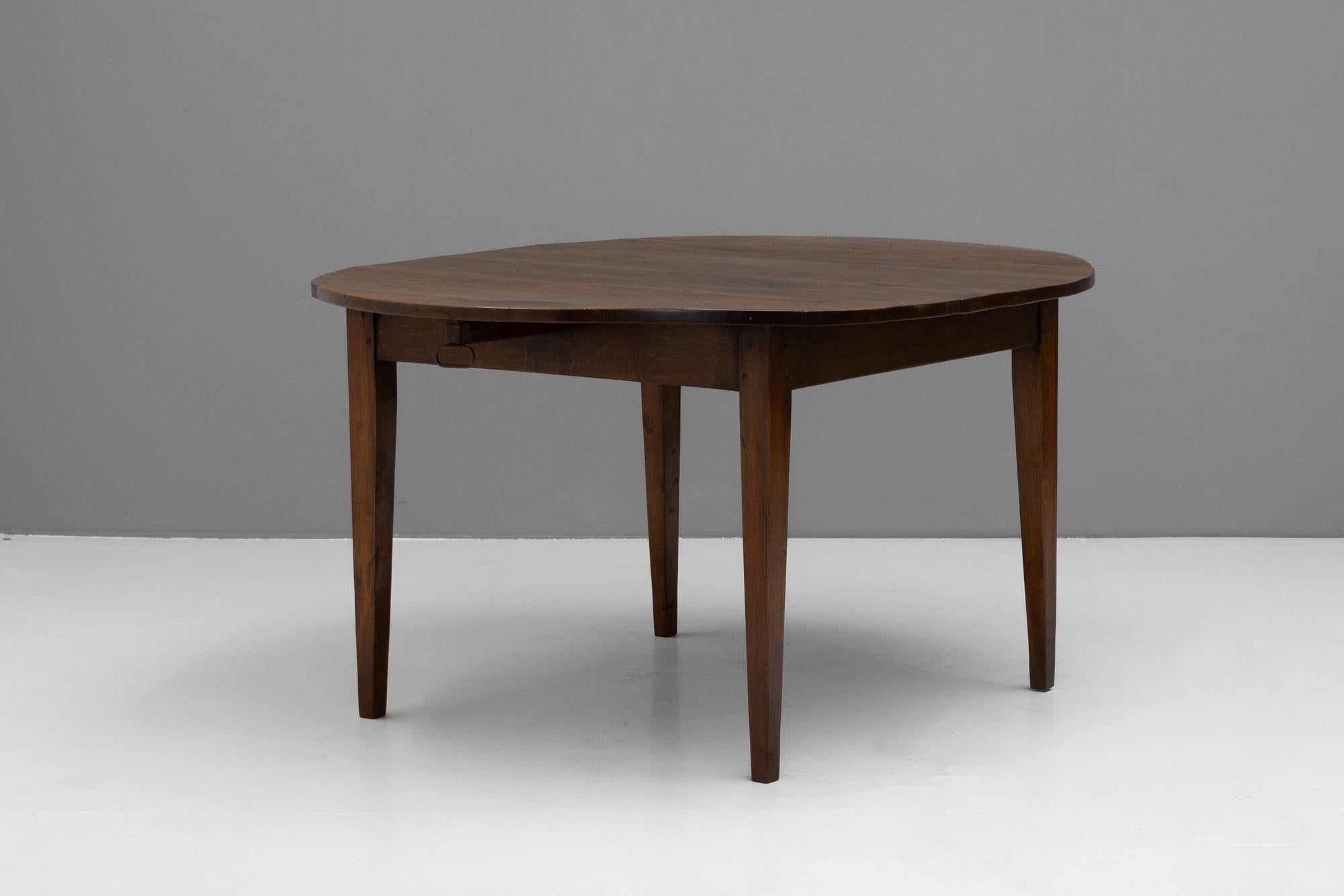 Lit français à cadre en noyer, retapissé. Circa 1920
H 76cm AH 62cm x L 93cm/143cm x P 120cm
