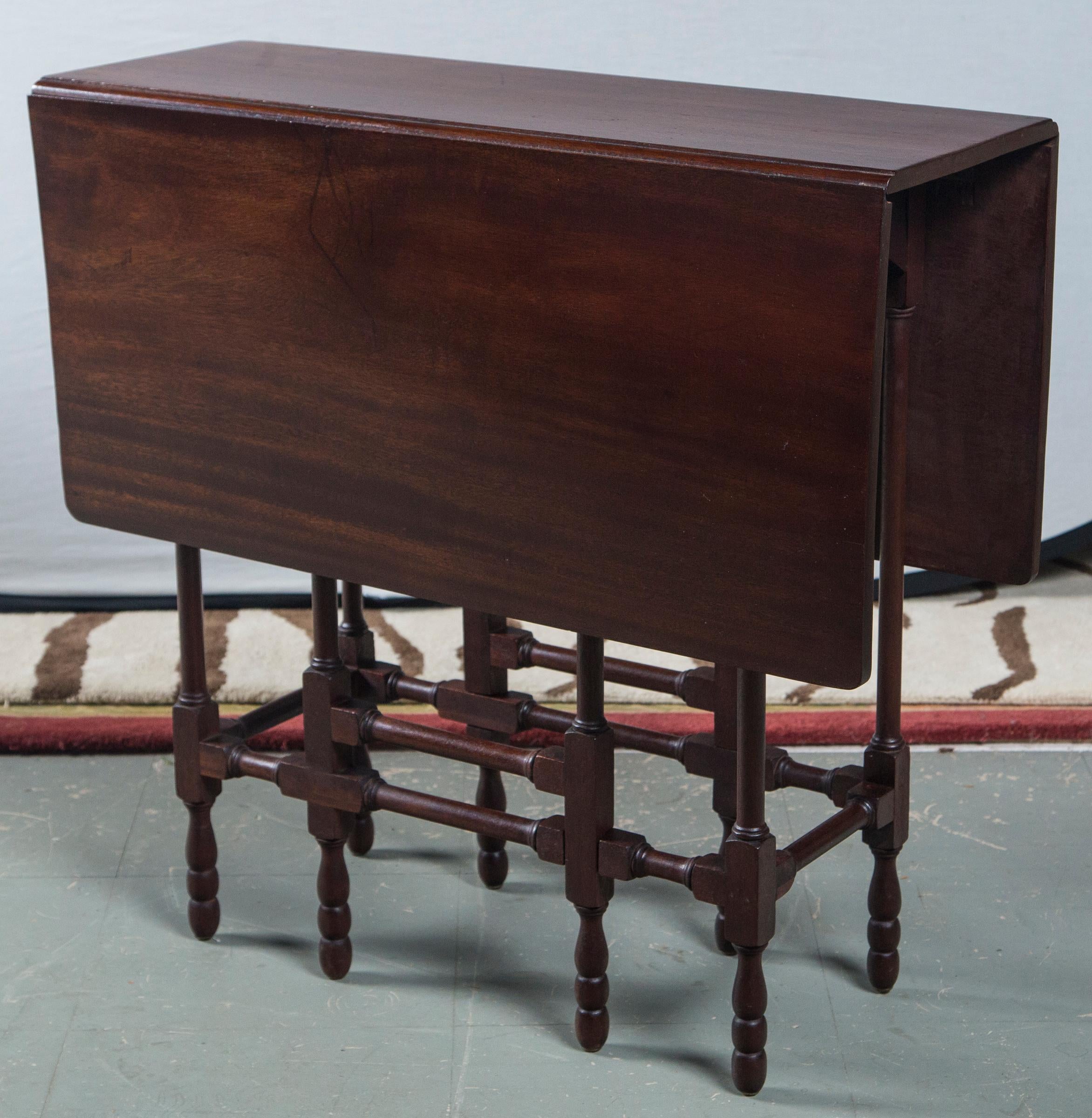 Drop Leaf Table In Good Condition For Sale In Stamford, CT