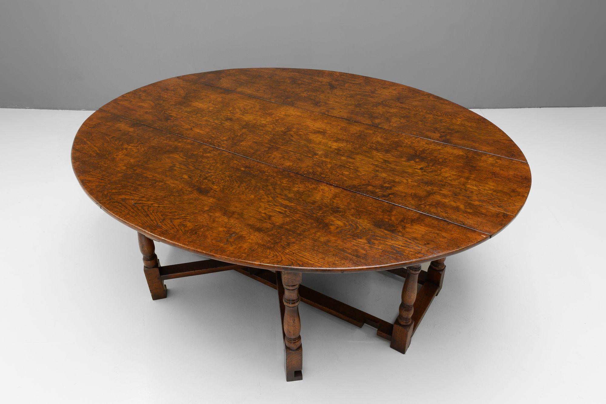 Drop Leaf Table In Good Condition For Sale In London, England