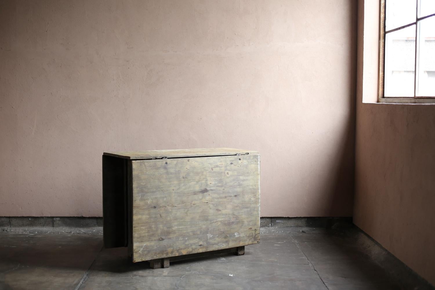 This folding table was made in Sweden in the early 20th century.
The legs have a beautiful structure and a practical design that allows the tabletop to be folded or folded depending on the use.
Made from softwood, it has a simple construction, but