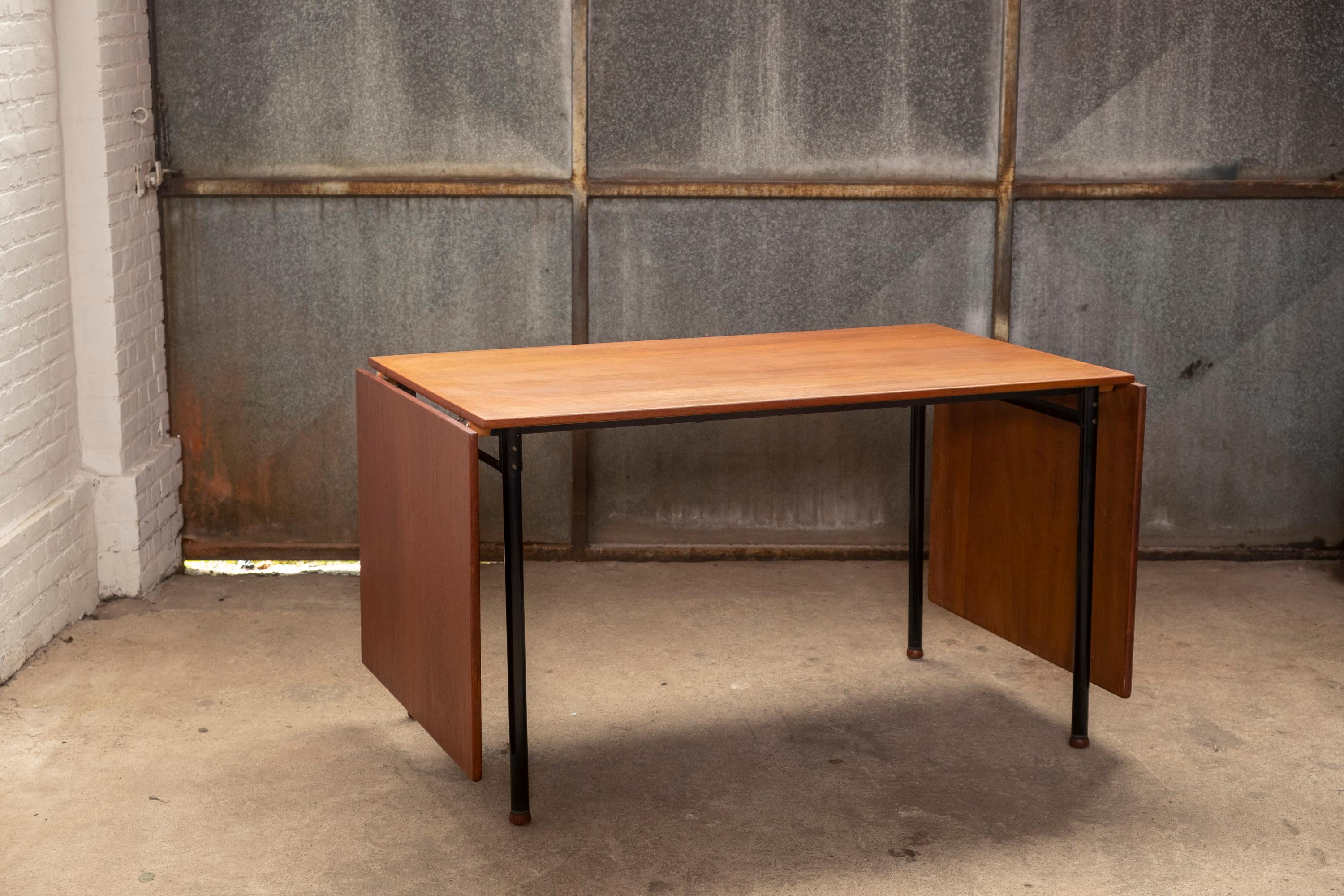 Belle table pliante en teck, probablement fabriquée sur commande ou sur mesure dans les années 1960 à Odense, au Danemark. La table est élégante par son design fonctionnel et ses détails tels que les pieds de lit tournés en teck et l'extrémité du