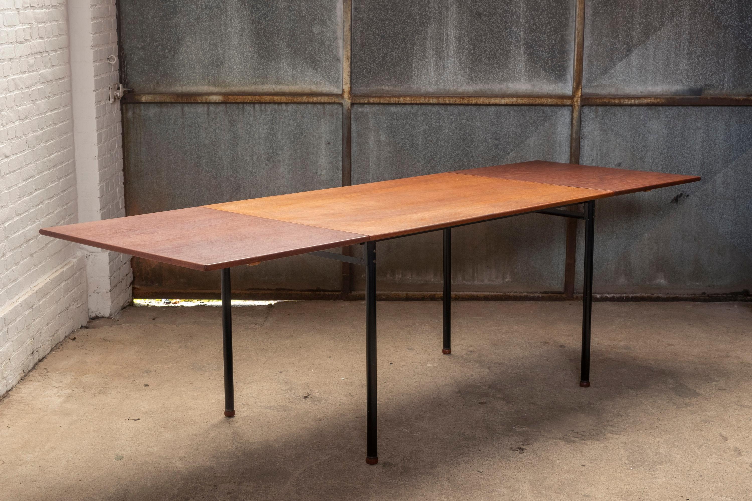 Drop-Leaf Table in Teak, 1960s Denmark In Good Condition For Sale In Balen, BE