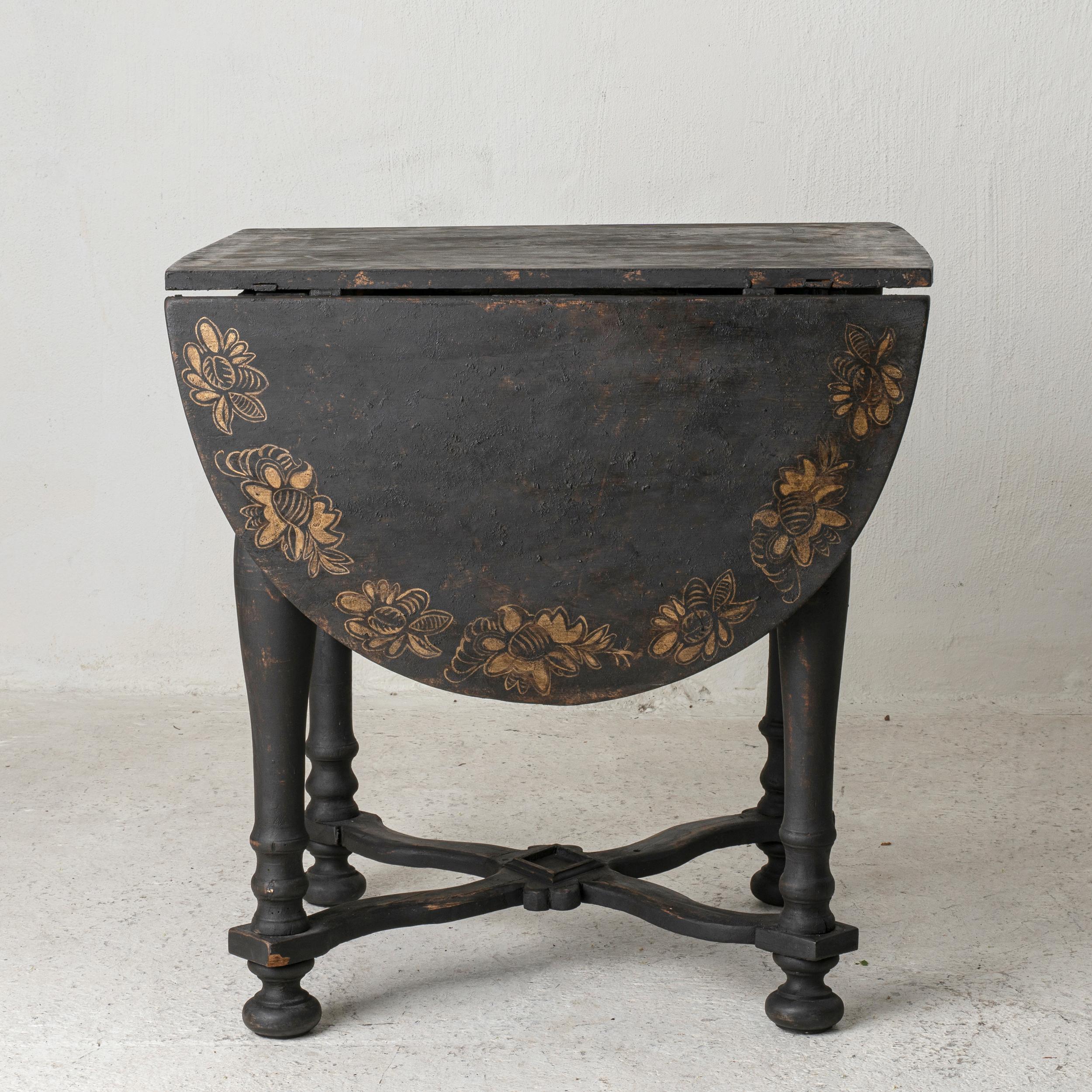 Ein Klapptisch aus der Barockzeit 1650-1750. Hergestellt aus Tanne. Später in Laserow-Schwarz lackiert mit einem Blumendekor in Gold.