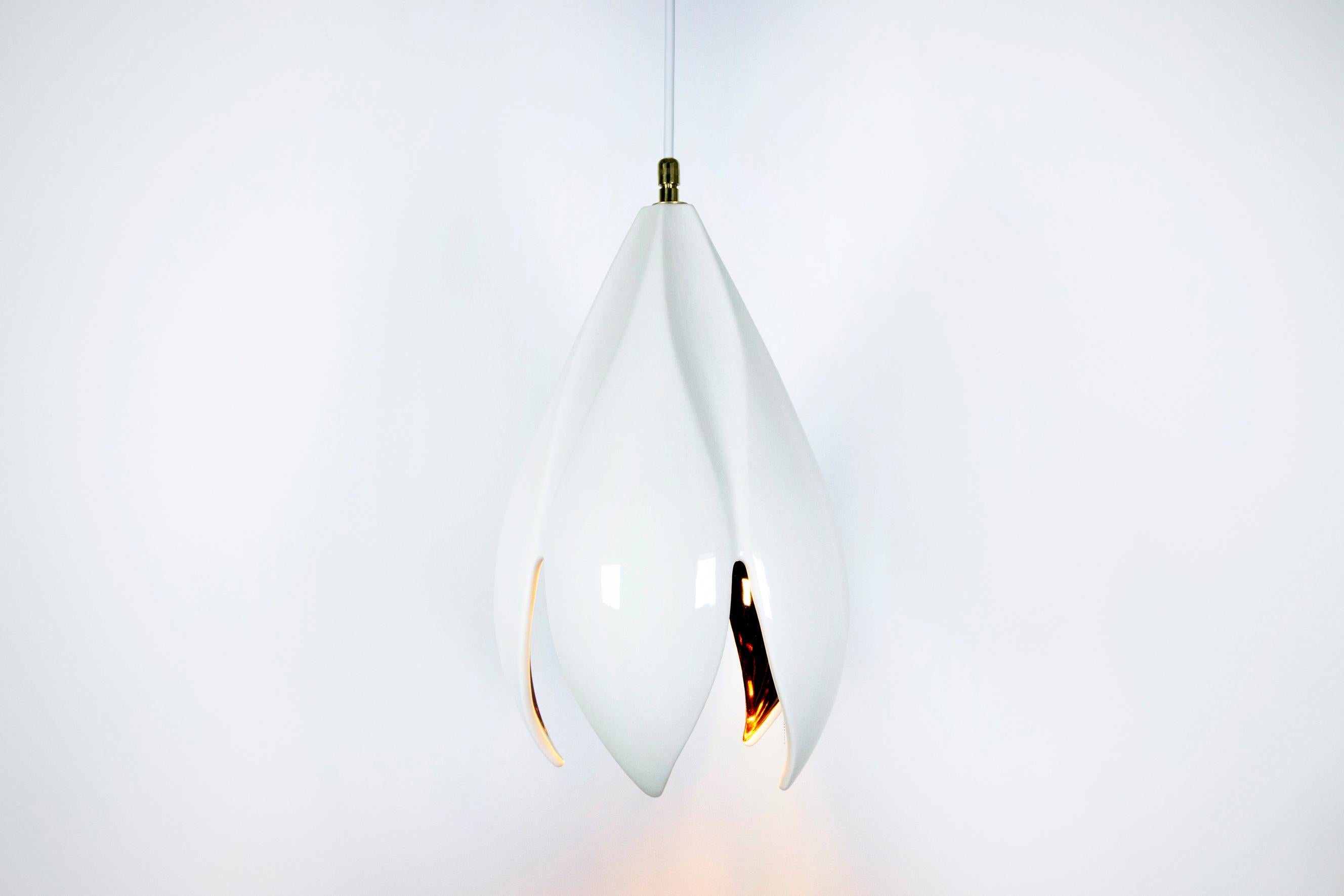 Trasforma l'aspetto della tua casa con le eleganti e sofisticate lampade a sospensione Drop Light. Questi apparecchi versatili sono l'aggiunta perfetta a qualsiasi stanza, sia che tu scelga di appenderli da soli o in un gruppo di due, tre o più. Il