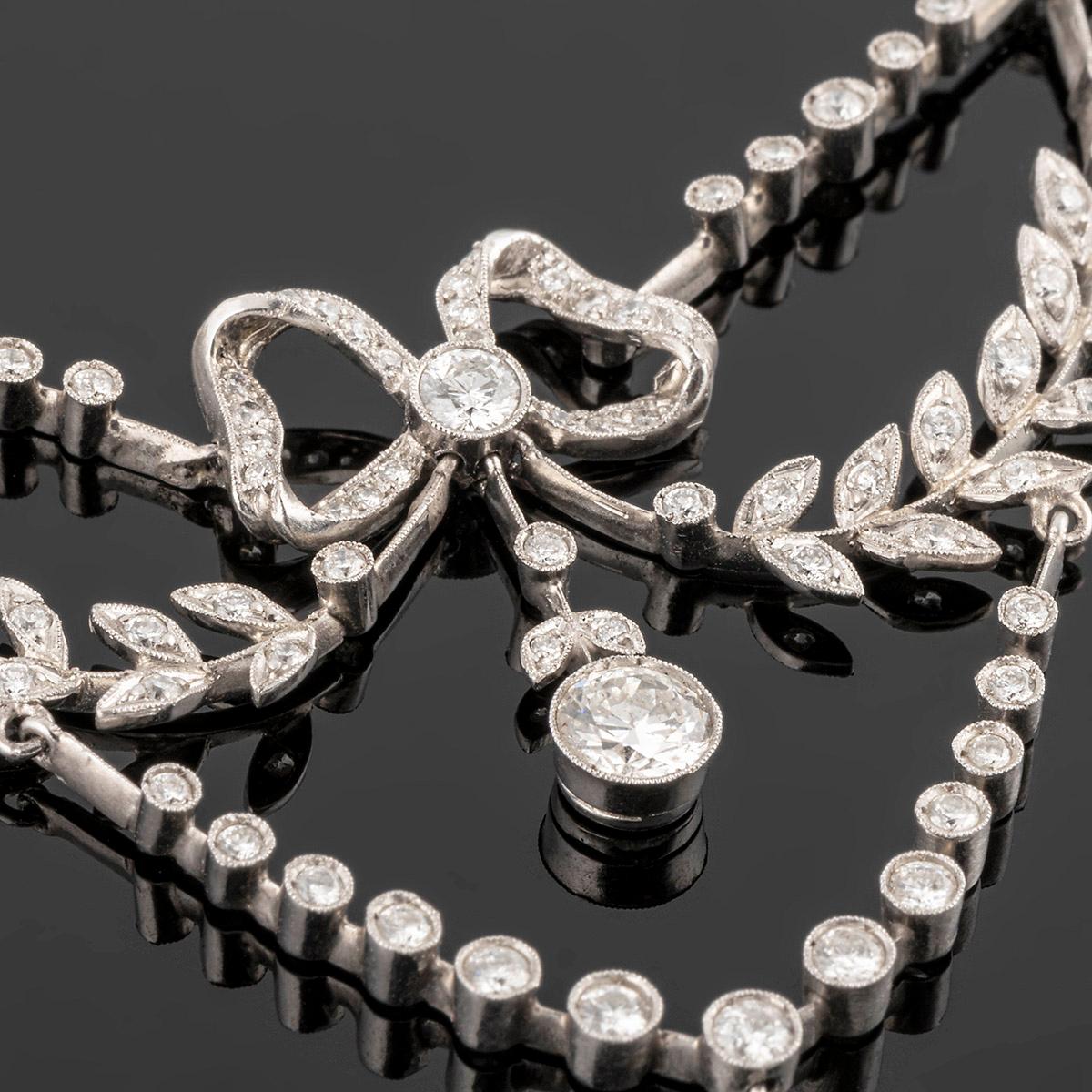 Collana a goccia in platino e diamanti,

Questo pezzo è una creazione moderna in stile art nouveau.