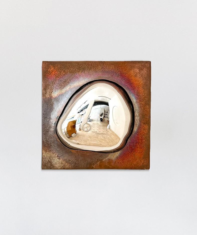 Vetro soffiato. Silver Mirror. Telaio in rame.
49 x 49 cm  Spessore: 5 cm  Colore: Rame

DROP OF SILVER ON COPPER è stata creata per illustrare l'armoniosa collaborazione che emerge dalla pura potenza del fuoco e dalla dettagliata maestria degli