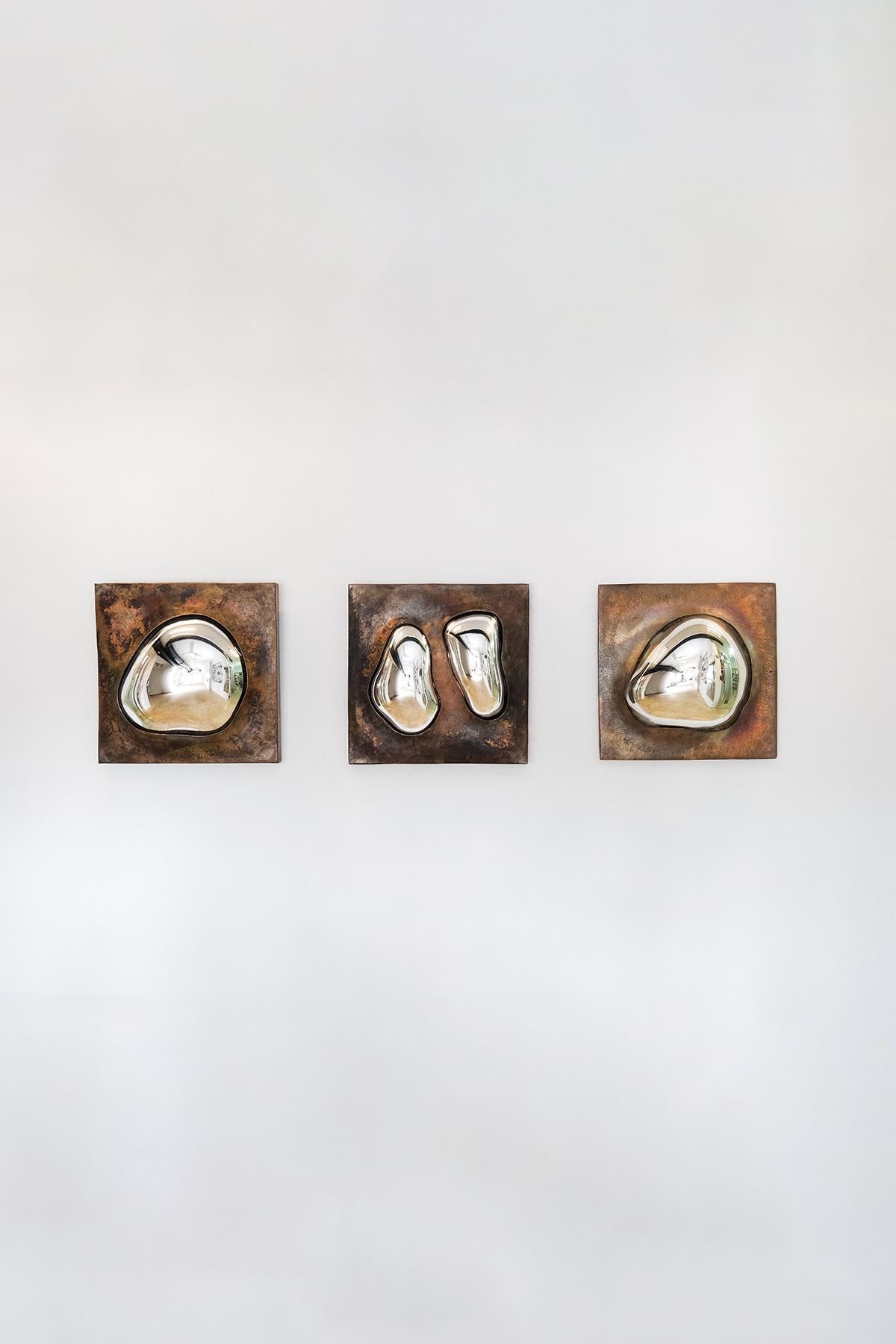 Vetro soffiato. Silver Mirror. Telaio in rame.
49 x 49 cm  Spessore: 5 cm  Colore: Rame

DROP OF SILVER ON COPPER è stata creata per illustrare l'armoniosa collaborazione che emerge dalla pura potenza del fuoco e dalla dettagliata maestria degli