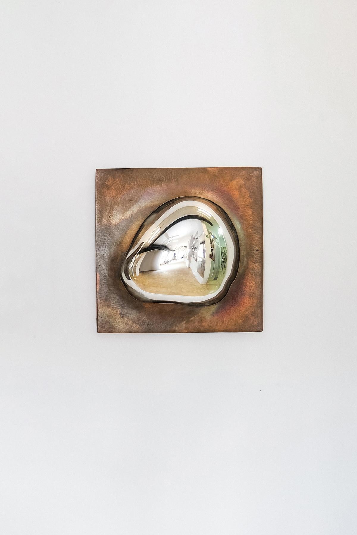 Miroir Drop of Silver on Copper III par Homa
Dimensions : L 49 x D 5 x H 49 cm
MATERIAL : Verre soufflé. Miroir argenté. Cadre en cuivre. 

HOMA est un atelier de design contemporain basé à Istanbul. Les procédés caractéristiques de l'atelier sont