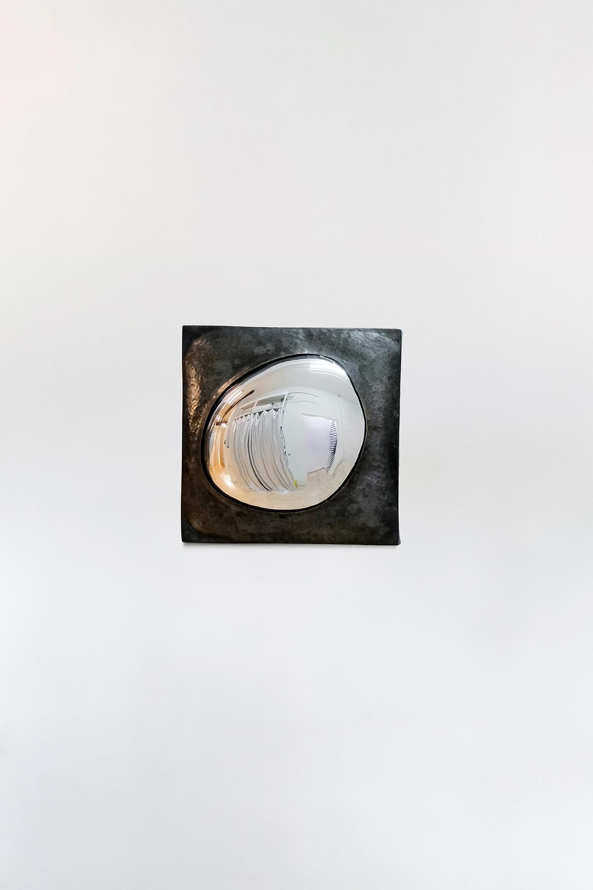 Goccia d'argento su specchio in rame IV di Homa
Dimensioni: L. 49 x P. 5 x H. 49 cm
Materiali: Vetro soffiato. Silver Mirror. Telaio in rame. 

HOMA è un atelier di design contemporaneo con sede a Istanbul. I processi caratteristici dell'Atelier