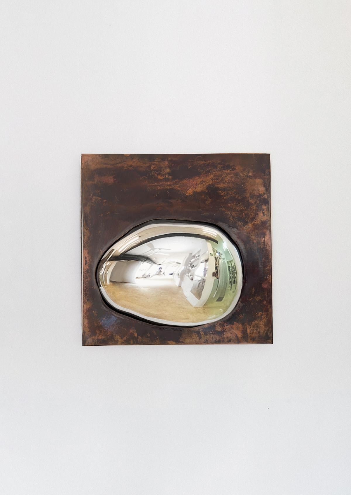 Vetro soffiato. Silver Mirror. Telaio in rame.
49 x 49 cm  Spessore: 5 cm  Colore: Rame

DROP OF SILVER ON COPPER è stata creata per illustrare l'armoniosa collaborazione che emerge dalla pura potenza del fuoco e dalla dettagliata maestria degli