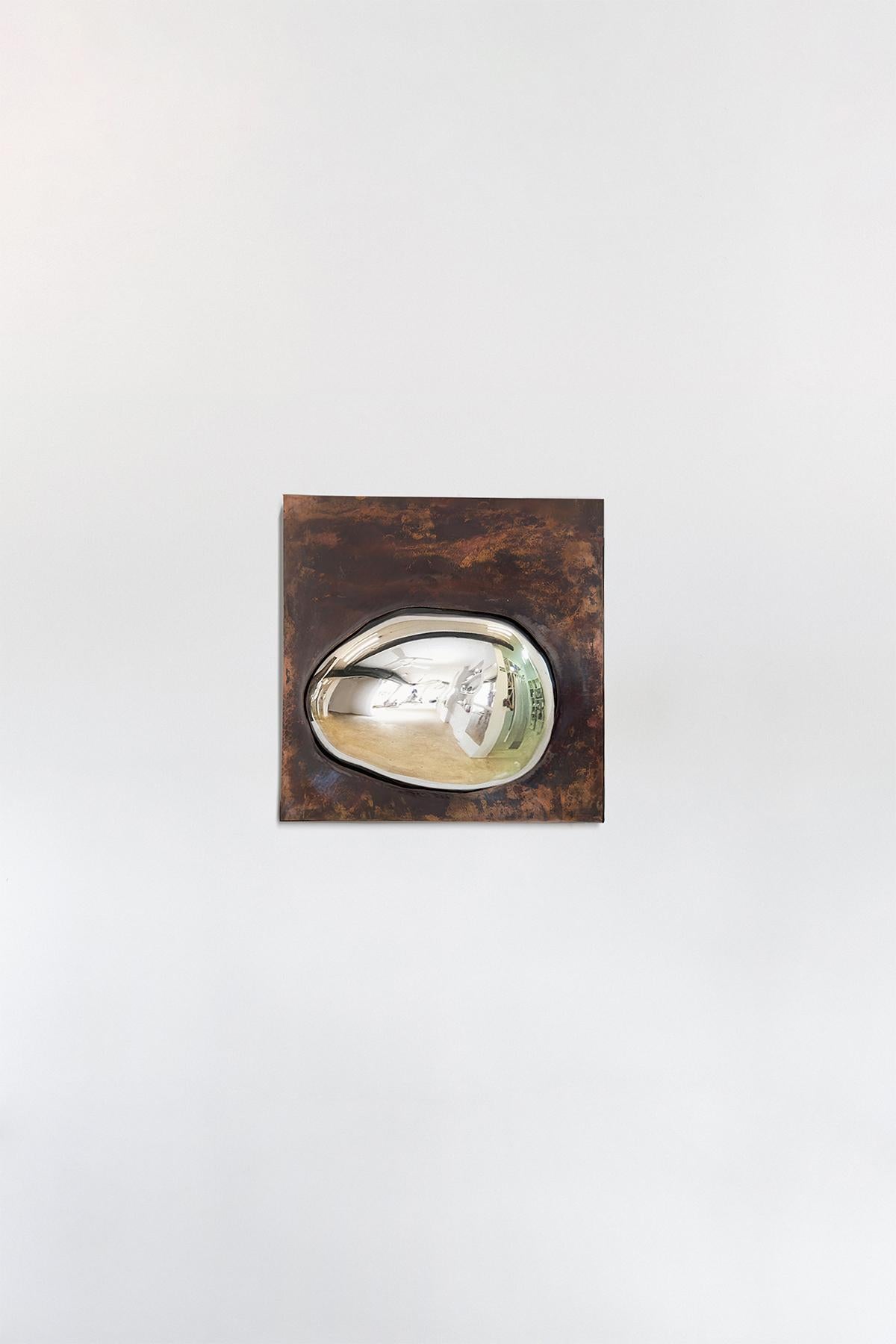 Goccia d'argento su specchio in rame V.I.I. di Homa
Dimensioni: L. 49 x P. 5 x H. 49 cm
Materiali: Vetro soffiato. Silver Mirror. Telaio in rame. 

HOMA è un atelier di design contemporaneo con sede a Istanbul. I processi caratteristici dell'Atelier