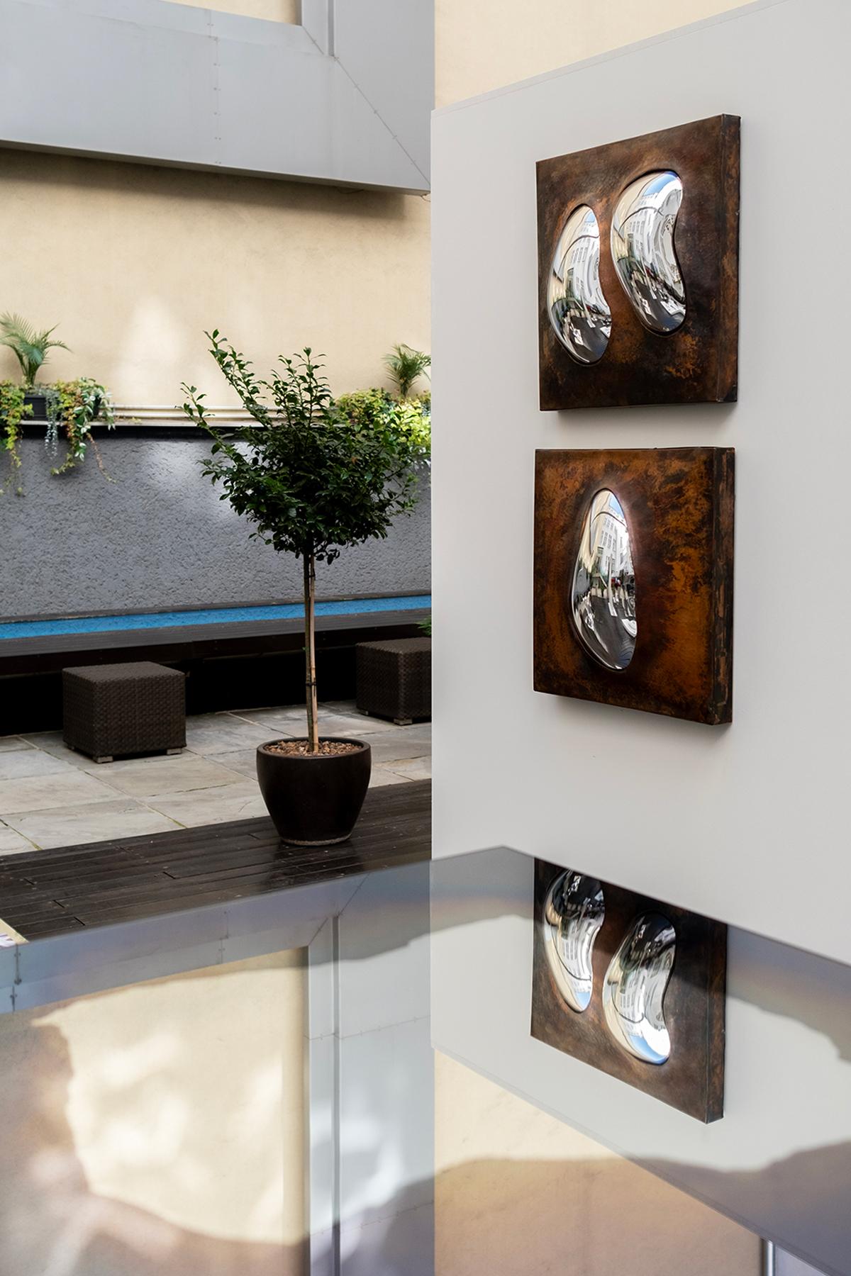 Vetro soffiato. Silver Mirror. Telaio in rame.
49 x 49 cm  Spessore: 5 cm  Colore: Rame

DROP OF SILVER ON COPPER è stata creata per illustrare l'armoniosa collaborazione che emerge dalla pura potenza del fuoco e dalla dettagliata maestria degli