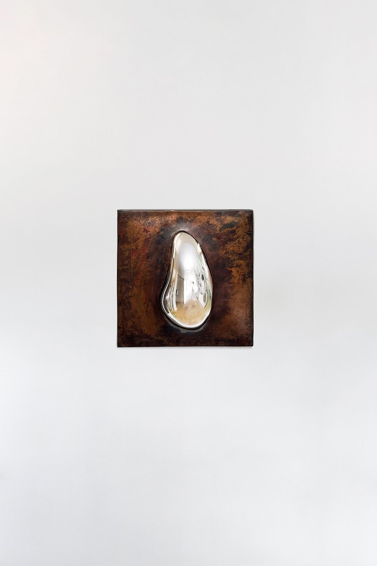 Goccia d'argento su specchio in rame VI di Homa
Dimensioni: L. 49 x P. 5 x H. 49 cm
Materiali: Vetro soffiato. Silver Mirror. Telaio in rame. 

HOMA è un atelier di design contemporaneo con sede a Istanbul. I processi caratteristici dell'Atelier