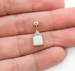 Pendentif en forme de goutte avec opale et diamants, en or jaune 10 carats
