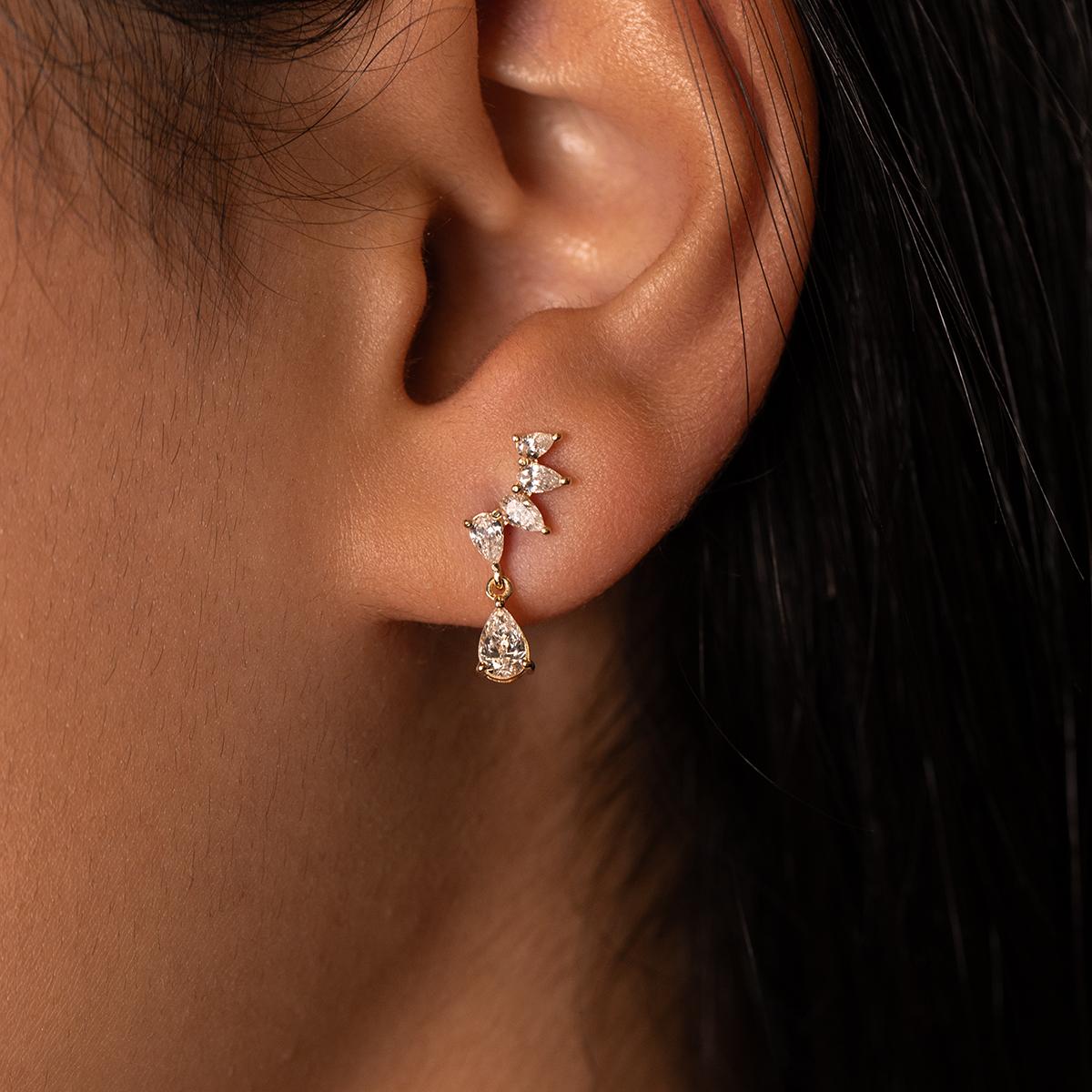 -Oro 18k 

-Disponibile in oro bianco e in oro giallo. 

-Diamanti a forma di pera 

-0,95 cts Totale 

-Fondo a farfalla 