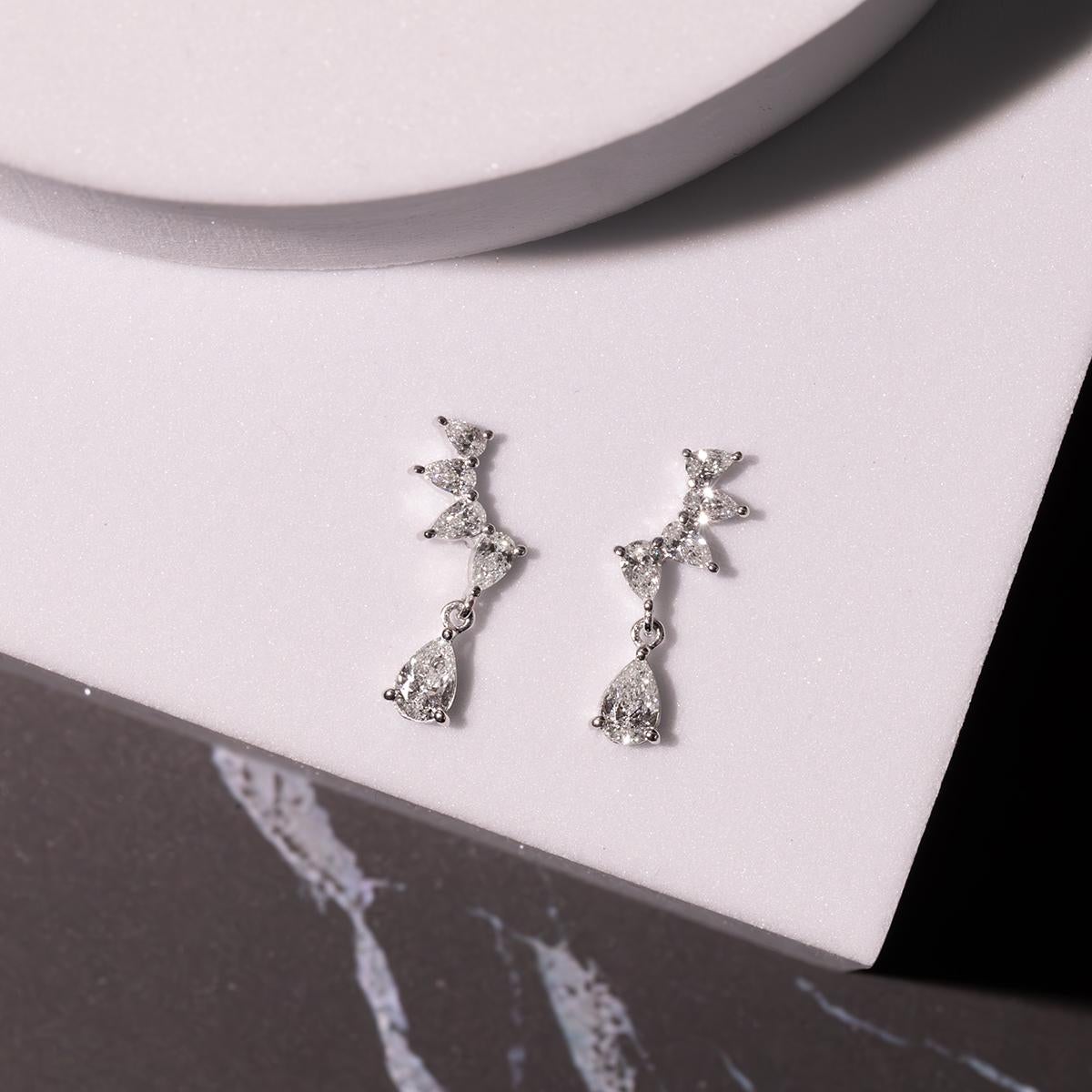 Donna Orecchino a goccia con diamante a forma di pera in vendita